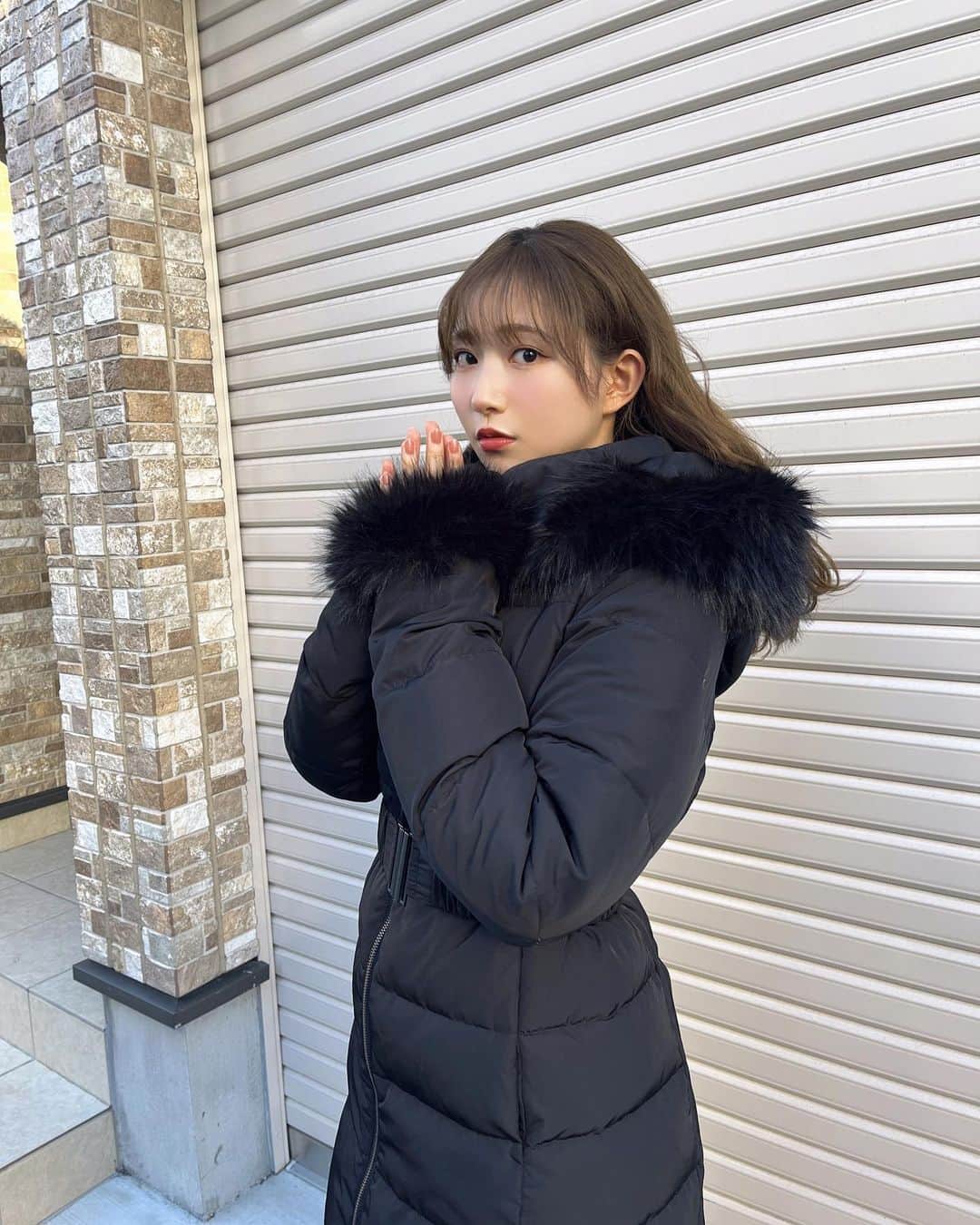 青山なぎさのインスタグラム：「寒すぎて今季初めてダウン着た🍃 ぽかぽか〜  #resexxy #リゼクシー #ダウンコート #ダウン #ファー付きコート #pr」