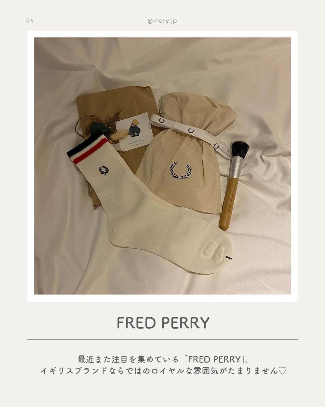 MERYさんのインスタグラム写真 - (MERYInstagram)「足元にさりげないワンポイント🧦ブランドロゴソックス8選  今回はブランドロゴソックスをピックアップ👟🕰️ 足元のさりげないワンポイントってかわいいですよね！ぜひ秋コーデに取り入れてみて🍂 ※紹介しているアイテムは品切れの場合があります。詳しくは各公式HPなどをご確認ください。  ♡｜ロゴソックスブランドLIST #APC（ @apc_paris ） #AMIPARIS（ @amiparis ） #CELINE（ @celine ） #GUCCI（ @gucci ） #FREDPERRY（ @fredperry ） #MaisonKitsuné（ @maisonkitsune ） #PoloRalphLauren（ @poloralphlauren ） #LACOSTE（ @lacoste ）  photo by @ruu7_y @muu_blog @may515uuu @_mkn___33 @kanapon_nary @piyopiyo__chunchun @mi_ru_13 @__marxn1  MERYでは他にも「かわいい」に近づけるさまざまな情報を発信しています。⁣ @mery.beauty コスメ・美容に特化した情報をお届け♡ @mery_giftsalon 選りすぐりのギフトを提案🎁 こちらもぜひチェックしてみてください！⁣  #MaisonKitsune #RalphLauren #Polo #ロゴソックス #ロゴ靴下 #ソックス #靴下 #アーペーセー #アミパリス #セリーヌ #グッチ #フレッドペリー #メゾンキツネ #ポロラルフローレン #ラルフローレン #ラコステ #ハイブランド #ハイブラ」11月13日 21時00分 - mery.jp