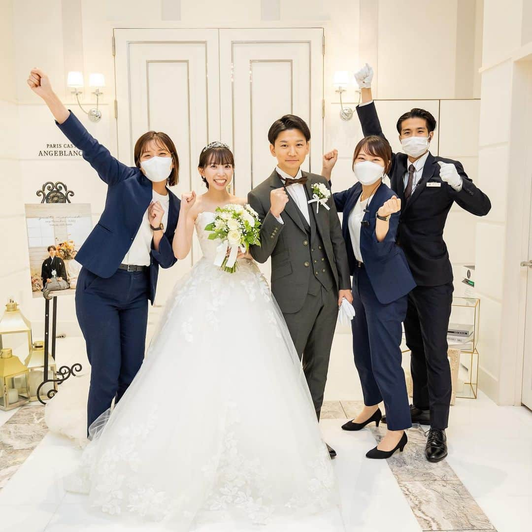 アルカンシエル南青山のインスタグラム：「【Wedding Photo Wish Staff❁】 ・ アルカンシエル南青山にて結婚式を迎えられたお2人♡ ・ お2人の結婚式というかけがえのない時間に携われたことスタッフ一同とても幸せに感じています♡  お2人らしさ溢れる結婚式でゲストの方々も笑顔溢れていて最高に素敵でした！ ・ この度はご結婚誠におめでとうございます。 撮影のご協力ありがとうございました！  . .................................. 南青山で🌱光×水×緑🌿 を感じられる結婚式場🕊✴︎ . 『感謝を、式のまんなかに。』をテーマに 自然体で感謝が伝わる結婚式の事例を紹介💛 . 👇🏻をタップ🌈👣 @arcenciel.minamiaoyama ......................................  #スタッフ写真 #披露宴レポ  #披露宴レポート  #ウェディングドレス  #ウェディングドレスブーケ  #ウエディングレポート #ウエディングレポ #アルカンシエル #アルカンシエル南青山 #アルカン花嫁 #東京花嫁 #東京プレ花嫁 #東京ウェディング #東京結婚式 #表参道花嫁 #表参道プレ花嫁 #表参道ウェディング #表参道結婚式 #ナチュラルウェディング #日本中のプレ花嫁さんと繋がりたい #感謝を式のまんなかに #2023冬婚 #2024春婚 #2024夏婚 #2024秋婚」