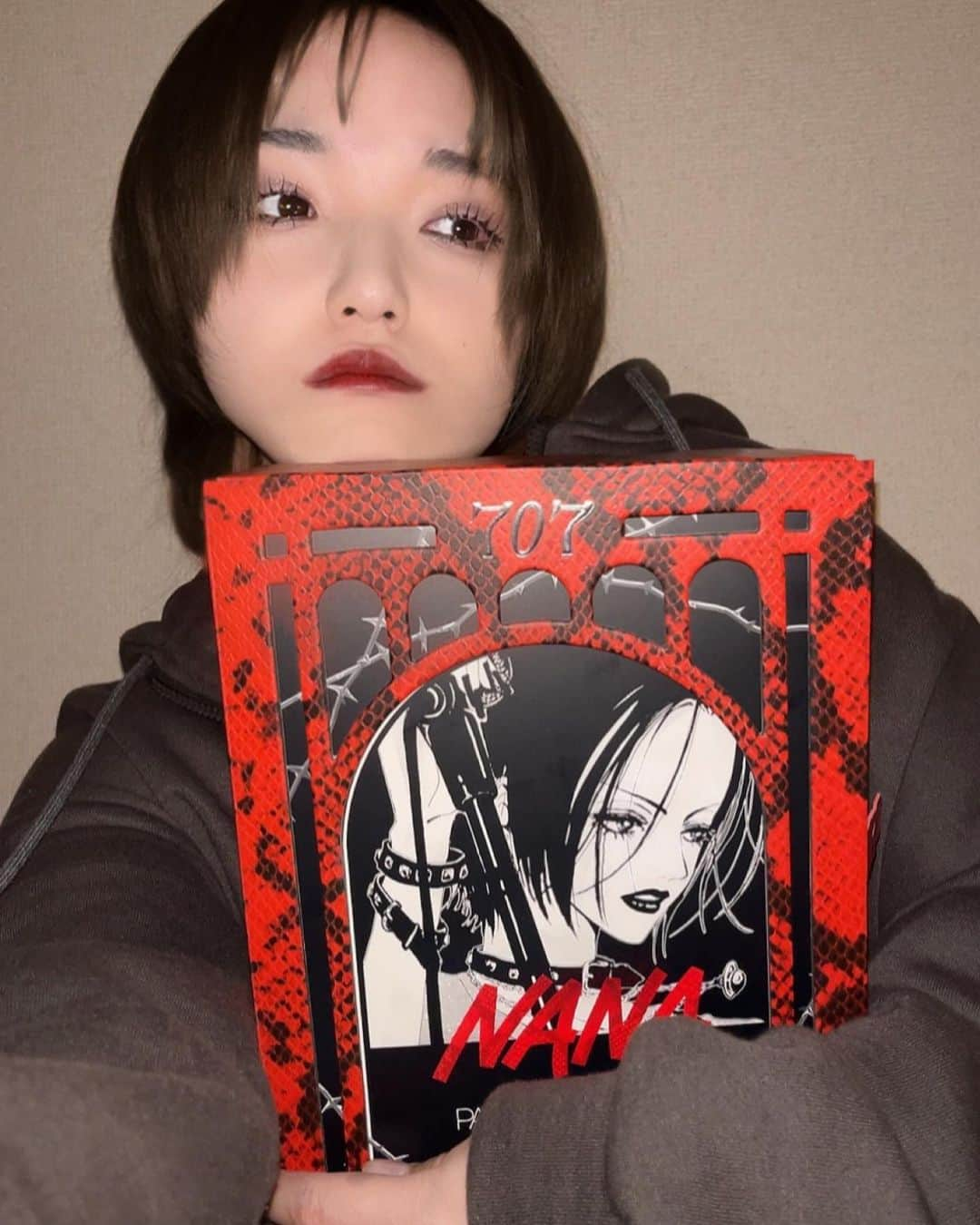 清野桃々姫のインスタグラム：「ᜊ Passional Lover × NANA  大崎ナナ❤️🗝 　 使うの楽しみにしてた〜〜🥲 とっっっってもかわいい！！！！！ アイシャドウもリップも発色天才すぎる！！！！！ ファンデーションも綺麗👏👏👏（1番白いやつにしたよ） 入っていた赤リップにパレットの右下の黒のシャドウ足しました🖤  ナナを意識して加工で暗髪にしてみたよ〜 どうかな💭  今期ずっと、NANAを見ることが私のパワーだった💪すごく好き 　 　 　 #ももひめもりー #NANA #大崎ナナ #清野桃々姫  #momohime  #โมะโมะฮิเมะ #princesadurazno #japan #ญี่ปุ่น  #น่ารัก #beyooooonds #helloproject」