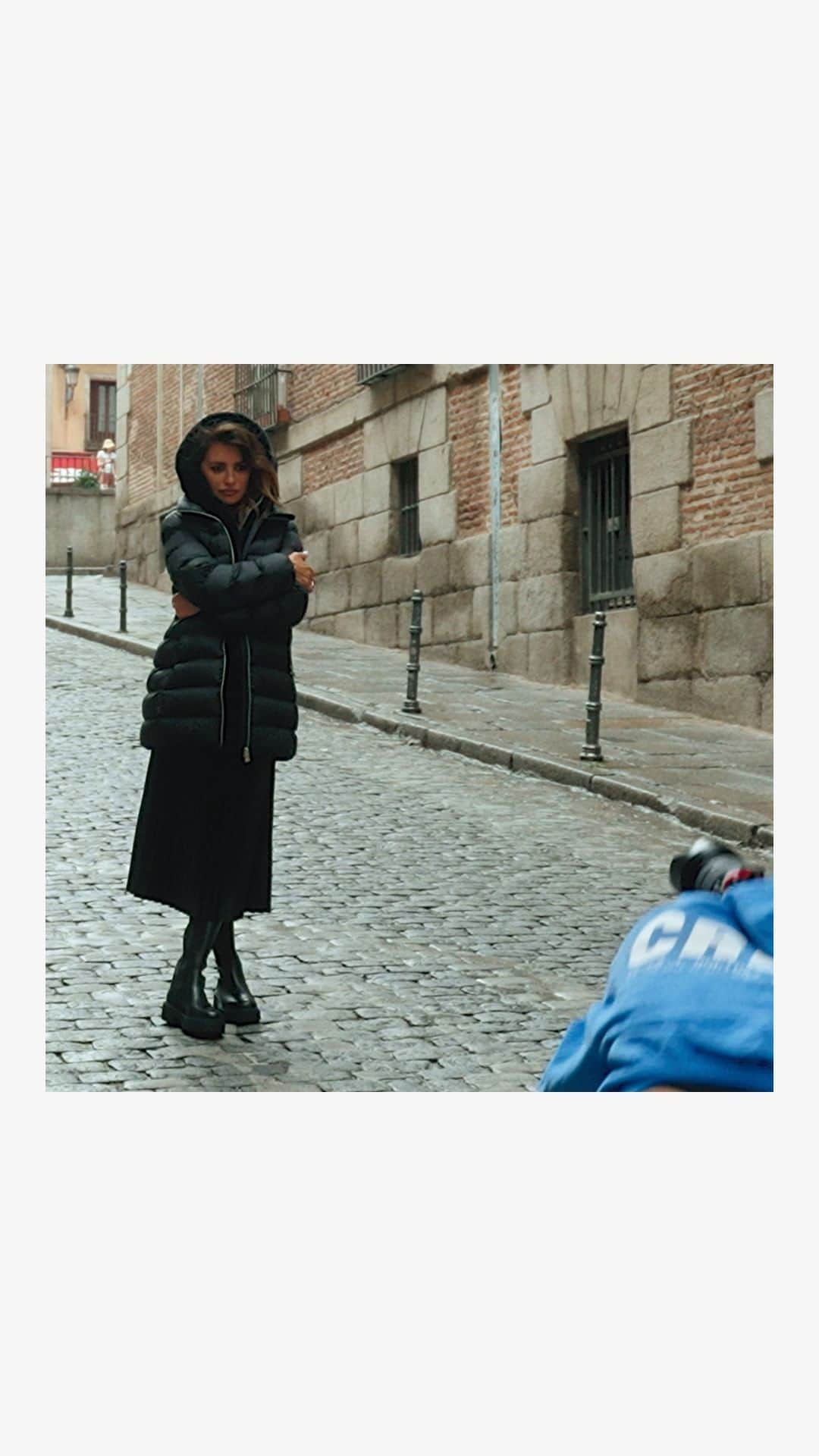 ジェオックスのインスタグラム：「As the city gets chillier, Penélope Cruz turns up the heat in full Geox style. Get a sneak peek behind the scenes!  #geox #penelopecruzforgeox」