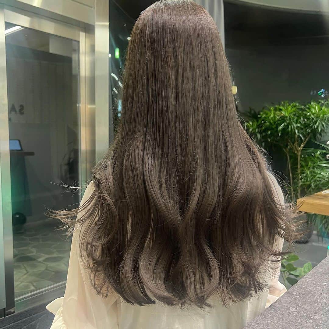 古賀美紀のインスタグラム：「【人気NO1！bleach無しでできる色素薄めカラー】 嫌な赤みを消してくれて透明感抜群な  「 #オリーブベージュ ❤︎」  現在の明るさより明るくしたい方、地毛からのカラーのお客様はダブルケアカラー  選択お願いします♡  ✨オススメメニュー✨ "人気No.1" ✔️プレミアムケアカラー　¥11400~ 毛髪強化剤♡髪の毛を補強し切れ毛・枝毛を98.6%防ぎます！ →髪の毛に凄く良いので、髪の毛を綺麗に持続させたい方オススメです！  "前処理剤オプションメニュー" 毛髪は、約80%のタンパク質（PPT）と 約5%の脂質（CMC）約12%の水分で構成されています。  前処理剤のPPTとCMCを＋する事で カラーの仕上がりとカラーの持続性をUPします♡！  ✔️CMC ¥1500 ブリーチ、ヘアカラーの薬剤を均一に浸透させる。 ダメージ補修と保湿をし髪表面をツヤやかに 指通りをよくする。 →髪の硬さ、パサつき、ゴワつきは cmcが失われてるのでオススメです♡！  ✔️PPT ¥1500 ダメージを補修し、ダメージで失った髪の タンパク質部分を補修し、弾力を与えてくれます。 ヘアカラーの再現性と持ちを高める。 →ダメージや色落ちが気になる方オススメ 【プレミアムケアカラーとの同時施術でさらに効果UP！】  ✔️CMC＋PPT ¥3000 更にクオリティを高めたい方オススメです♡  ※前処理を希望の方は、予約時にどの前処理をしたいか LINEしてください♡」