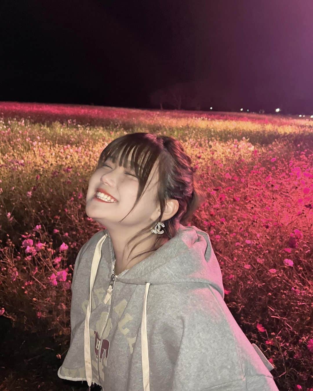 せりなのインスタグラム：「祭り行ったらコスモスがピンクで照らされてた(* ॑꒳ ॑🫶🏻)💓」