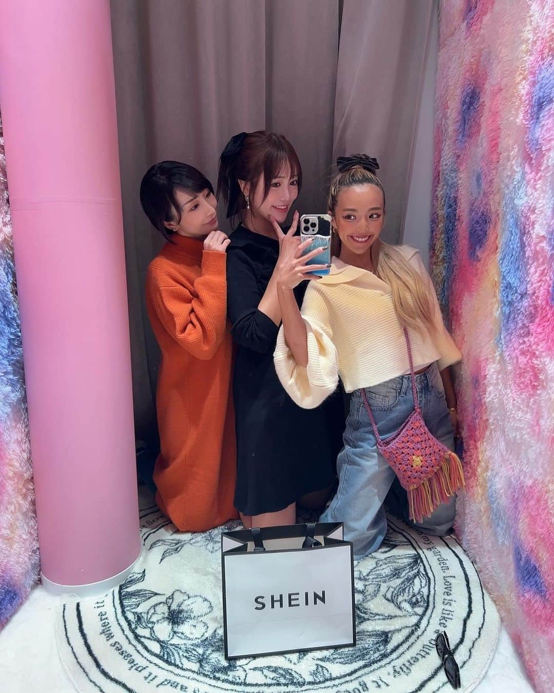 ユミ さんのインスタグラム写真 - (ユミ Instagram)「原宿で行われた 『SHEIN TOKYO 1周年記念コレクション』の ファッションショーにお邪魔させて いただきました🥰💕🫶🏼🎉  大好きで、 もはやライフスタイルの一部となってくれている SHEINにおめでとうができて 嬉しかったなぁ🥰 🩷🌸  今日のトップスとボトムも、 SHEINから出た新ブランド FRIFULのだよ☺️🤍  FRIFULコーデが好評で 色んなとこで褒めてもらえて嬉しい🥰💙 やっぱ日本人の体型に合わせて作られているからか、 スタイルも底上げしてもらえるのがいいよね🤭💗  🌸FRIFUL🌸  ･クロップセーター [アプリコット S size] 商品ID  20097978  ･ハイウェスト ストレートレッグジーンズ [ミディアムウォッシュ / S size] 商品ID  23698296    その他のSHEIN item💟  ･ウェッジヒールプラットフォームブーツ [ピンク / CN35 size] 商品ID  23334100  ･ポニテウィッグ [マルチカラー / 26 inch] 商品ID  18269866  ぜーんぶSHEINだよ💝✨ @shein_japan  @sheinofficial   カジュアルな色味に 🇺🇲Barbie要素をちょこちょこ足した コーデでした💕💕  🌸クーポンコード🌸 コード名：ANV23 期間：23/11/1~23/12/13 割引率：0〜5999円 15%オフ，6,000円以上20%オフ  #SHEIN#SHEINTOKYO1周年#SHEINコーデ#frifulコーデ#SHEIN×GIANNA #SHEINTOKYO1周年記念コレクション#PR」11月13日 20時54分 - yuminchu1029