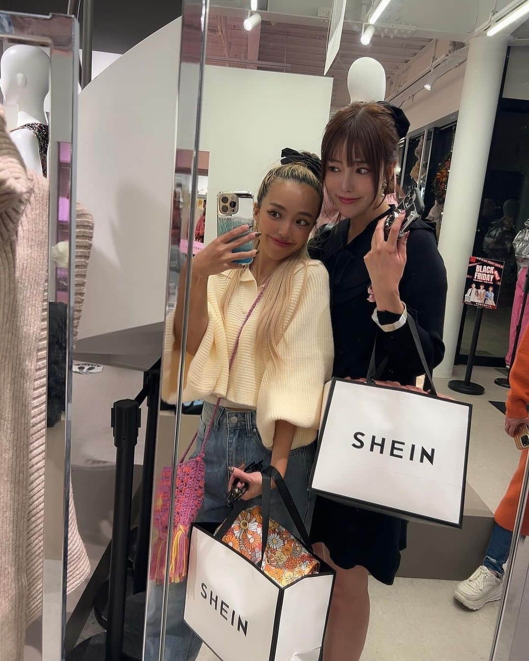 ユミ さんのインスタグラム写真 - (ユミ Instagram)「原宿で行われた 『SHEIN TOKYO 1周年記念コレクション』の ファッションショーにお邪魔させて いただきました🥰💕🫶🏼🎉  大好きで、 もはやライフスタイルの一部となってくれている SHEINにおめでとうができて 嬉しかったなぁ🥰 🩷🌸  今日のトップスとボトムも、 SHEINから出た新ブランド FRIFULのだよ☺️🤍  FRIFULコーデが好評で 色んなとこで褒めてもらえて嬉しい🥰💙 やっぱ日本人の体型に合わせて作られているからか、 スタイルも底上げしてもらえるのがいいよね🤭💗  🌸FRIFUL🌸  ･クロップセーター [アプリコット S size] 商品ID  20097978  ･ハイウェスト ストレートレッグジーンズ [ミディアムウォッシュ / S size] 商品ID  23698296    その他のSHEIN item💟  ･ウェッジヒールプラットフォームブーツ [ピンク / CN35 size] 商品ID  23334100  ･ポニテウィッグ [マルチカラー / 26 inch] 商品ID  18269866  ぜーんぶSHEINだよ💝✨ @shein_japan  @sheinofficial   カジュアルな色味に 🇺🇲Barbie要素をちょこちょこ足した コーデでした💕💕  🌸クーポンコード🌸 コード名：ANV23 期間：23/11/1~23/12/13 割引率：0〜5999円 15%オフ，6,000円以上20%オフ  #SHEIN#SHEINTOKYO1周年#SHEINコーデ#frifulコーデ#SHEIN×GIANNA #SHEINTOKYO1周年記念コレクション#PR」11月13日 20時54分 - yuminchu1029