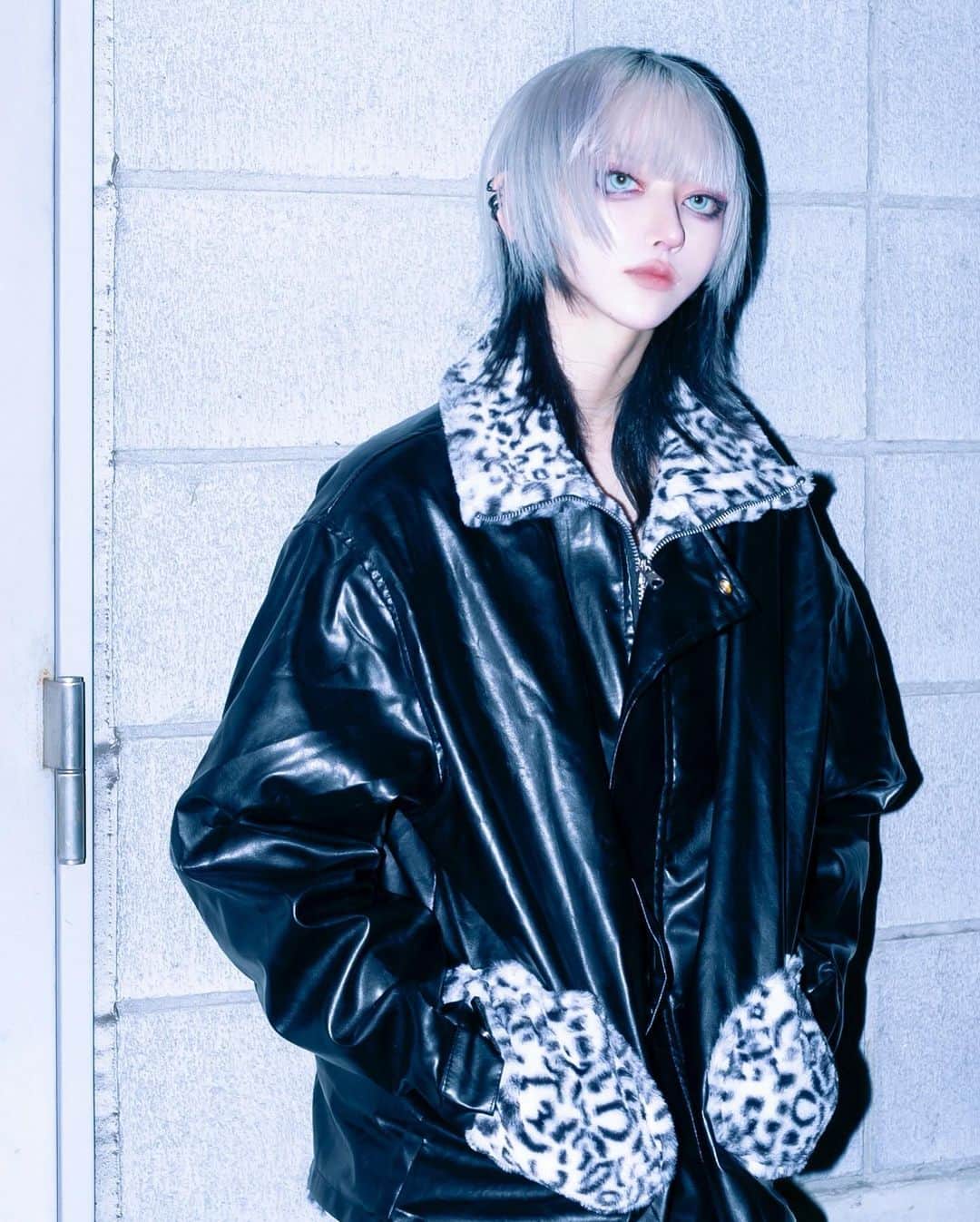 のむらこいちのインスタグラム：「もうすっかり冬だ❄️  アウター着れる気温になった🧥ksg（@ksg_seoul）のリバーシブルアウターふわふわで最高👦✌️ 外側はフェイクレザーでクールな感じで内側は全体ファーで可愛い◎いっぱい着るよ〜🐶 📷かおるさん（@m_06210）  #pr #ksg #韓国ストリート#韓スト＃モノトーンコーデ」