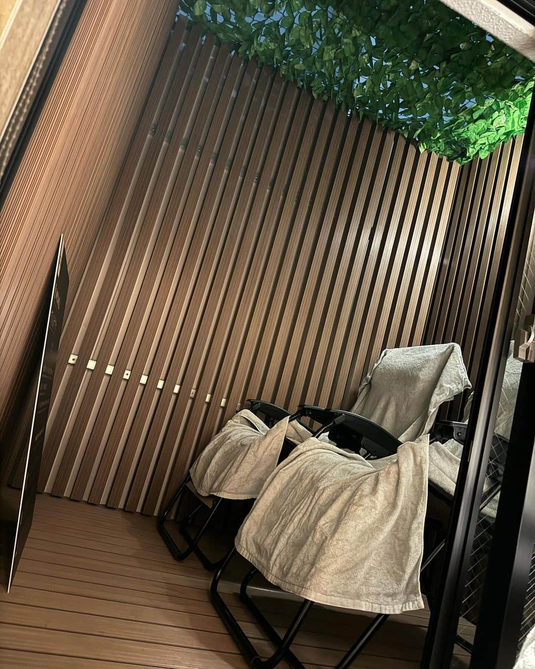 坂口理子さんのインスタグラム写真 - (坂口理子Instagram)「今月末にオープンする脈-MYAKU PRIVATE SAUNA- のプレオープンに行かせていただきました☺︎ ※今月末から予約できるみたいです！  個室なので好きな時に好きなサウナ時間を過ごせる贅沢感はもちろん、 こんなに天神のど真ん中で外気浴ができるのも特別感ありました！  脈を計測しながら、脈で整うサウナは初めてで.... 女性にとって嬉しいアメニティも揃っていて シャンプーリンスボディーソープはもちろん 無印のメイク落とし、洗顔、化粧水、乳液も嬉しいポイントでした~☺️  水着は持参して行った方が良いけれど ガウンやサウナハット、タオルもドライヤーもあり ほぼ手ぶらでいけちゃうので嬉しい☺︎  私はお仕事帰りに行ったのですが、 そこも良きポイントで、1日の疲れを汗で流して.... 整って、本当に最高でした.....。  個室なので今後もひっそりと利用しようと思います  ぴーと一緒に行きましたよ〜☺️ またサウナ活=サ活っていうんですかね...しようね~☺️  #福岡 #天神 #サウナ #サウナイキタイ #サウナ女子 #サ活  #sauna #福岡サウナ #天神サウナ #脈」11月13日 21時00分 - ricopi__hkt48