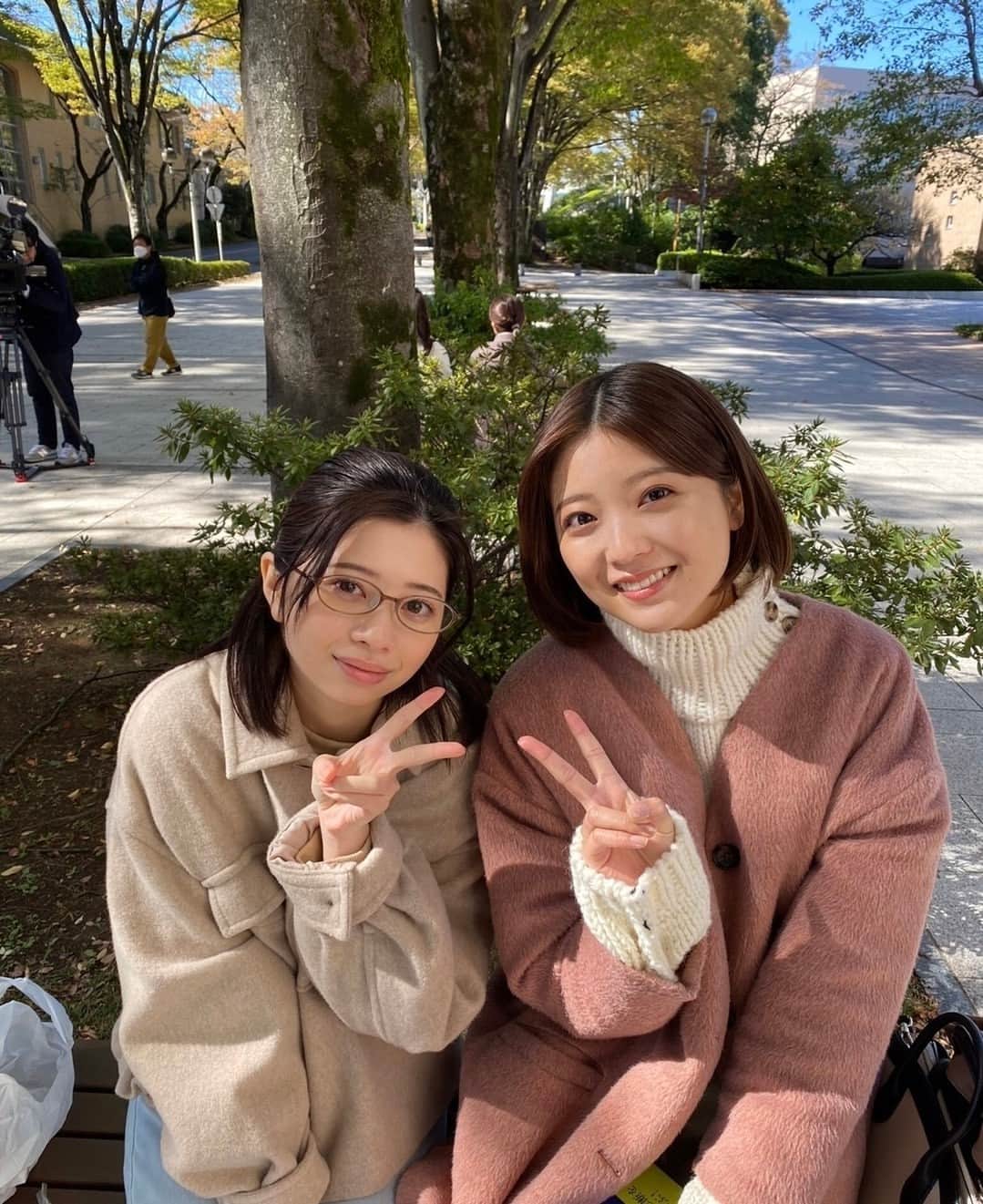 のインスタグラム：「さいきん親密度が上がってきている清美と桜☺  #桜田ひより #工藤美桜 #オフショット #6話はさらに仲良くなった姿が😍 #清美のセリフマシマシな6話  🍳🌟🍳🌟🍳🌟🍳🌟🍳🌟🍳🌟🍳🌟🍳🌟🍳  土ドラ『 あたりのキッチン！』 第6膳 11/18(土)よる11:45〜放送 ⚠いつもより5分遅いスタートです  コミュニケーション能力はゼロ…でも 食材から調味料の配合までぴったり的中できる！ “絶対味覚”をもつ大学生・辺 清美の成長物語。 挙動不審でいつも空回り!？ 接客は０点だけど想いを込めた料理でオーダー以上の美味しさをお届け！ 食欲の秋！胃袋も心も掴むハートフル“グルメ”ドラマ！  🍳🌟🍳🌟🍳🌟🍳🌟🍳🌟🍳🌟🍳🌟🍳🌟🍳  #あたりのキッチン！ #土ドラ #ドラマ #グルメ #料理 #レシピ #白乃雪 #講談社 #アフタヌーン #漫画」