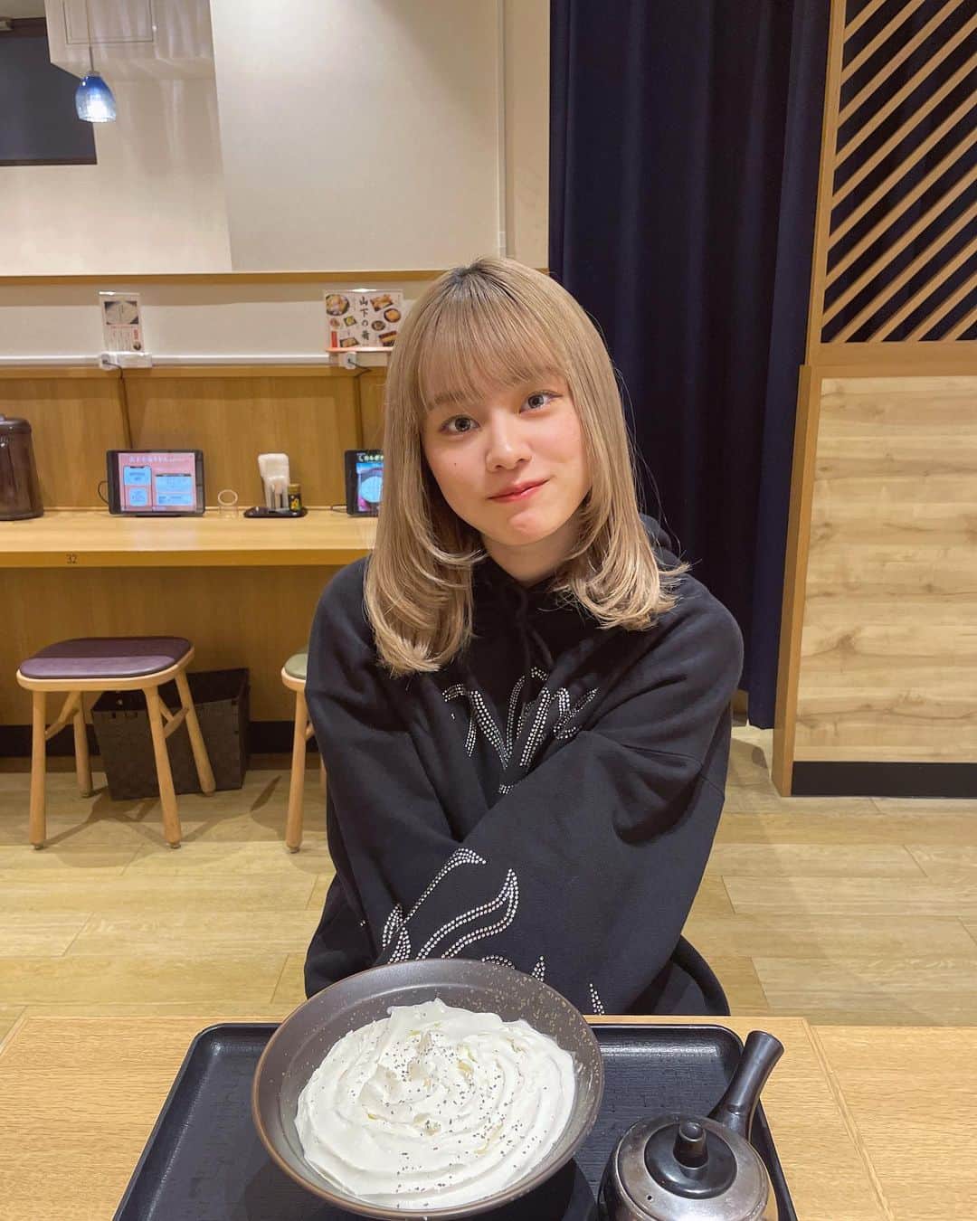 平瀬美里さんのインスタグラム写真 - (平瀬美里Instagram)「\お知らせ/ ⁡ 『時を駆け抜ける少女』イベント開催しますー！！✊🏻 ⁡ 2022年の9月と2023年の5月に上演された「時を駆け抜ける少女」の一日限りのイベントになります🏃🏻‍♀️ ⁡ 歌うし踊るよ〜😽😽トークもするよ〜！！ みぃ演じるトモちんの歌ってるところや歌声が好きな方は絶対来て欲しいイベントですね🥱 ⁡ 詳細↓ ⁡ ◾️クリスマス SP イベント  時を駆け抜ける LIVE !! ⁡ 日程: 12/23(土) 昼の部 15:00(予定)  夜の部 19:00(予定)  ⁡ 会場: 西荻ターニング  ⁡ 11/18（土）の13時からチケット発売となります！ 今年ラストの会えるチャンスなのでぜひみんな来てねー！ 楽しいイブイブ過ごそ〜🩷」11月13日 20時56分 - misatohirase