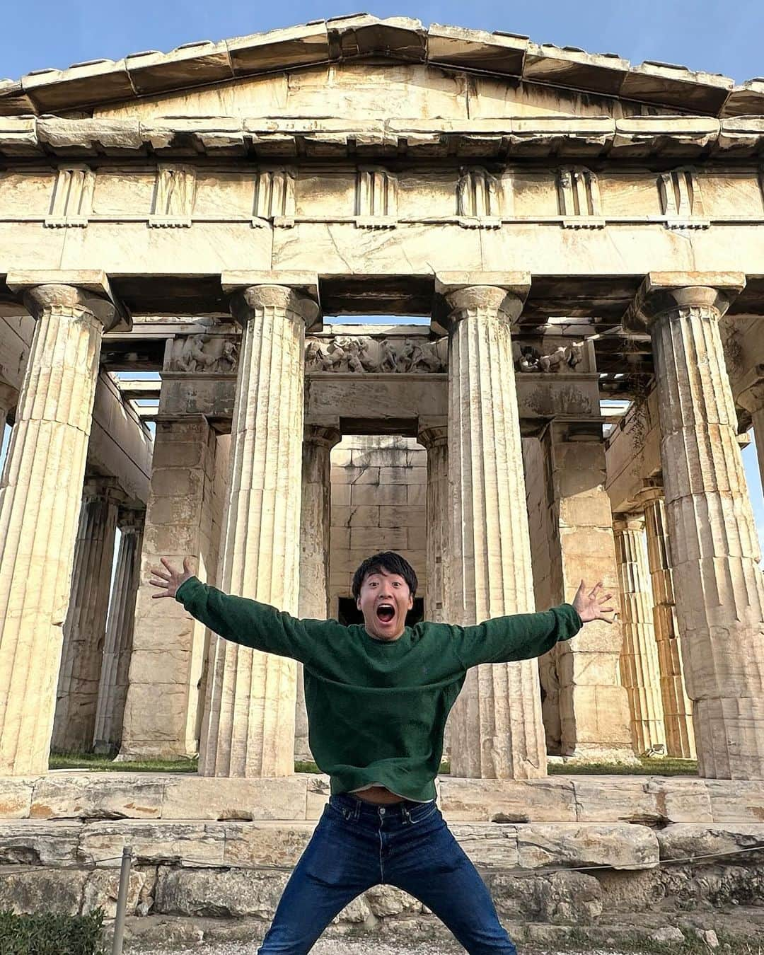 坂崎裕介さんのインスタグラム写真 - (坂崎裕介Instagram)「Photo2 di Athens🇬🇷  Aku mau cerita dikit… minta izin yaaaa🙏 aku merasa Keamanan Athens agak buruk… kenapa aku merasa kayak gini??? Karena Seni jalanan dilukis di seluruh kota dan Ada retakan di kaca toko2. Ternyata di Greece sekitar 2010 mengalami kebangkrutan ekonomi. Makanya Seni jalanan merupakan ekspresi ketidakpuasan terhadap masyarakat katanya. Menarik bisa tahu background negara masing2 dari pemandangan kota🤔  FYI : tempat wisata di Athens semua kumpul di center of city. jadi gampang keliling!!! Dan ada banyak world heritage site termasuk The Parthenon. Seru banget mempelajari mitologi Yunani😆 kalo ada yg mau tahu mitologi yunani, ayo belajar bersamaaa👍  #worldtrip#greece#athens#wasedaboys」11月13日 20時58分 - skzk_yusuke