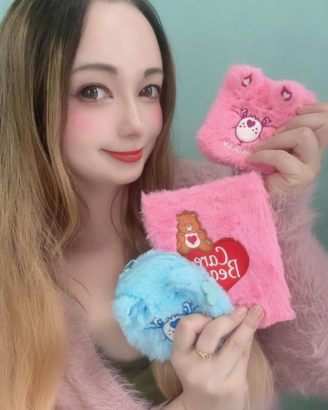 ミシェリマリコのインスタグラム：「このシリーズ可愛すぎる！！ @sheglam_official さんの SHEGLAM X Care Bears コレクションセットが可愛すぎます❤️✨  もこもこのパッケージに一目惚れ😍✨ これがお化粧ポーチに入ってるだけでテンション上がる😍  自分へのご褒美に♪ 彼女さんへのプレゼントにもいいね👍  商品No.24895357  PR #SHEGLAM #SHEGLAMHAUL  #FULLFACEOFSHEGLAM #プラザ #プレゼント #クリスマス #クリスマスプレゼント #クリスマスコフレ」