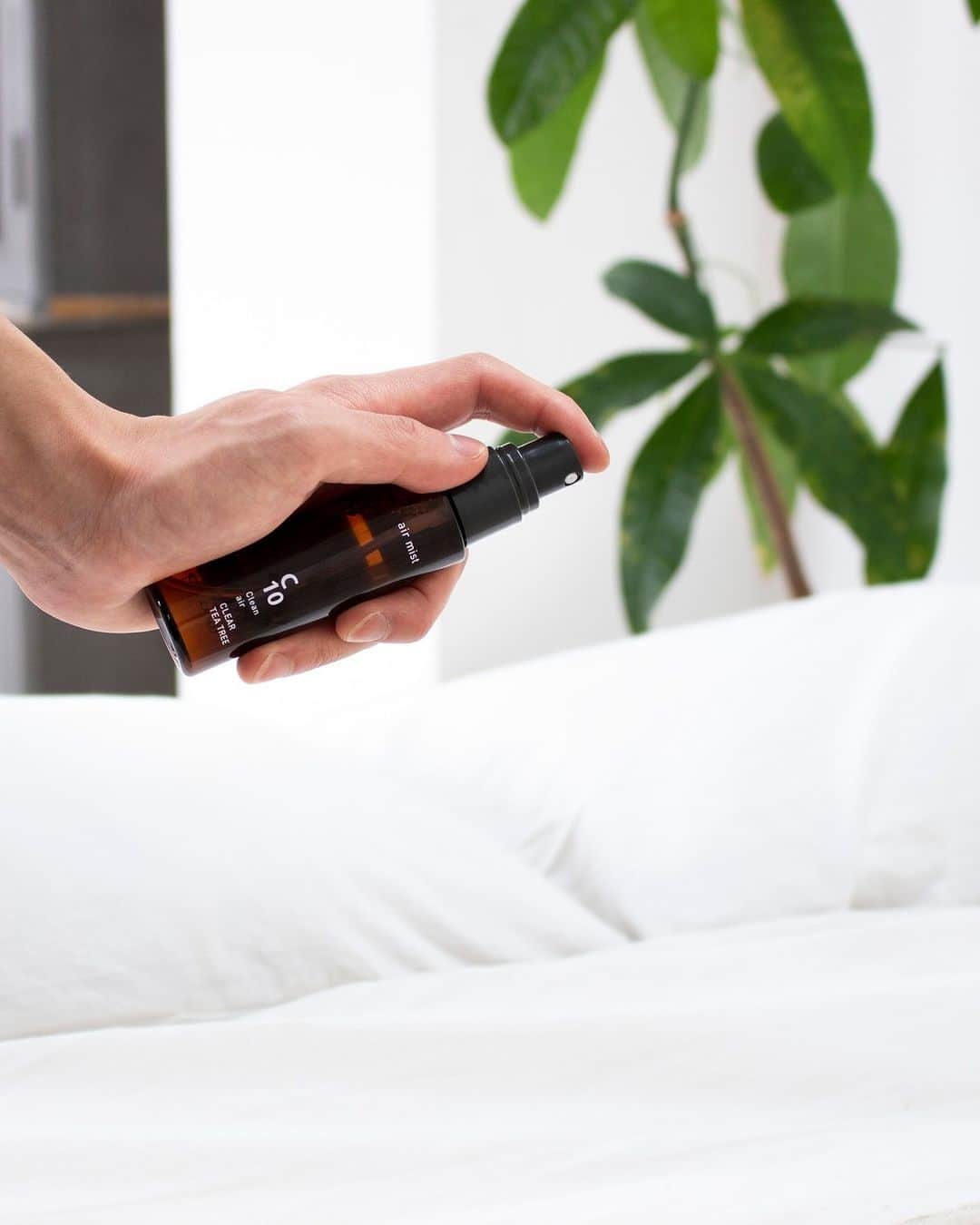 @aroma アットアロマのインスタグラム：「［植物の力］ 抗菌・抗ウイルス効果が期待できる アロマもあることをご存知でしょうか。  自然界に生きる植物には、私たち人間と同じように 自分たちを守るための力が備わっています。 植物自身が虫や鳥に食べられないように、 また菌などに感染しないように、 抗菌や殺菌作用をもともと持っているのです。  そんな植物の力を活かした “C10 クリアーティートリー“は、 北里環境科学センターにて ウイルス抑制効果について試験を行った結果、 空気中の浮遊ウイルスに対して99％の ウイルス除去効果をもつことが実証されました。  今年はすでに多くの地域で インフルエンザ流行が警報レベルとなっています。  予防のひとつとして、 ぜひアロマも取り入れてみてくださいね。  item:：エアミスト C10 クリアティートリー price：￥1,760(税込)  ▷シリーズの詳細はハイライト "essential oil"の4枚目から @ataroma_official  ---------------- ［Countermeasures against influenza］ As a result of the testing the antiviral effects of “C10 CLEAR TEA TREE”, which utilize the natural properties of eucalyptus and tea tree, were observed to remove 99% or more of the airborne virus.  item：Air mist C10 CLEAR TEA TREE price：￥1,760 (tax included)  ▷See more → @ataroma_official Look at the 4 pages of the "essential oil" highlight.  #ataroma #アットアロマ #cleanair」