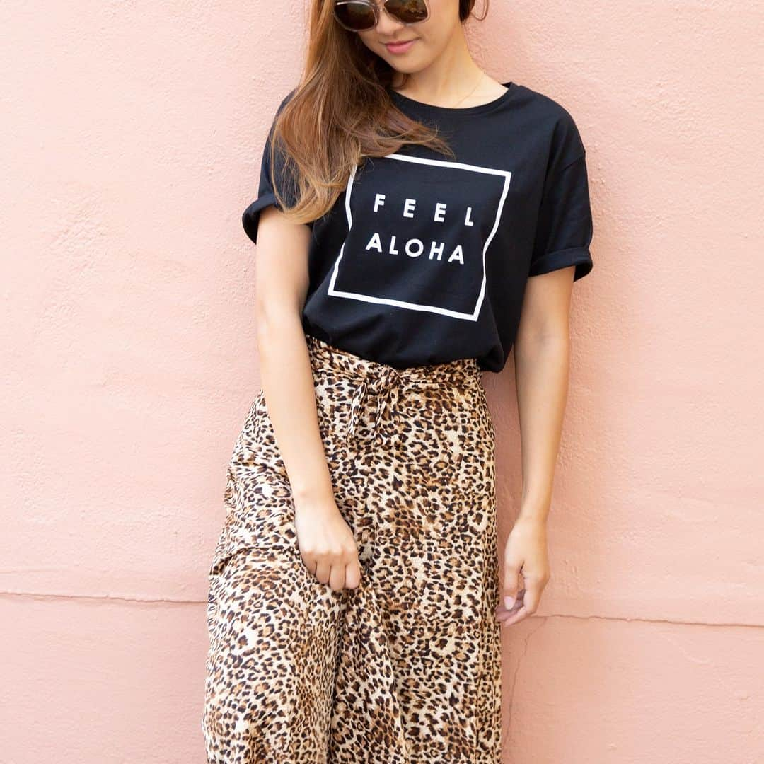 Lilly and Emmaのインスタグラム：「ALOHA❣  定番人気のFEELALOHA Tシャツ🧡 秋冬はブラックカラーがおすすめです🤙  ------------------------- 🌺【UNISEX】FEEL ALOHA Tシャツ＜NOAH Series＞ 5,980円(税込6,578円) -------------------------  ▼公式オンラインショップはプロフィールから ＠lilly_emma_hawaii  #lillyandemma #hawaii #feelaloha #aloha #tshirts #hawaiitrip #beach #hawaiistagram #リリエマ #ハワイ #ハワイに行きたい #ハワイ気分 #ハワイ旅行 #ハワイ女子旅 #ハワイ好き #ハワイ好きな人と繋がりたい」