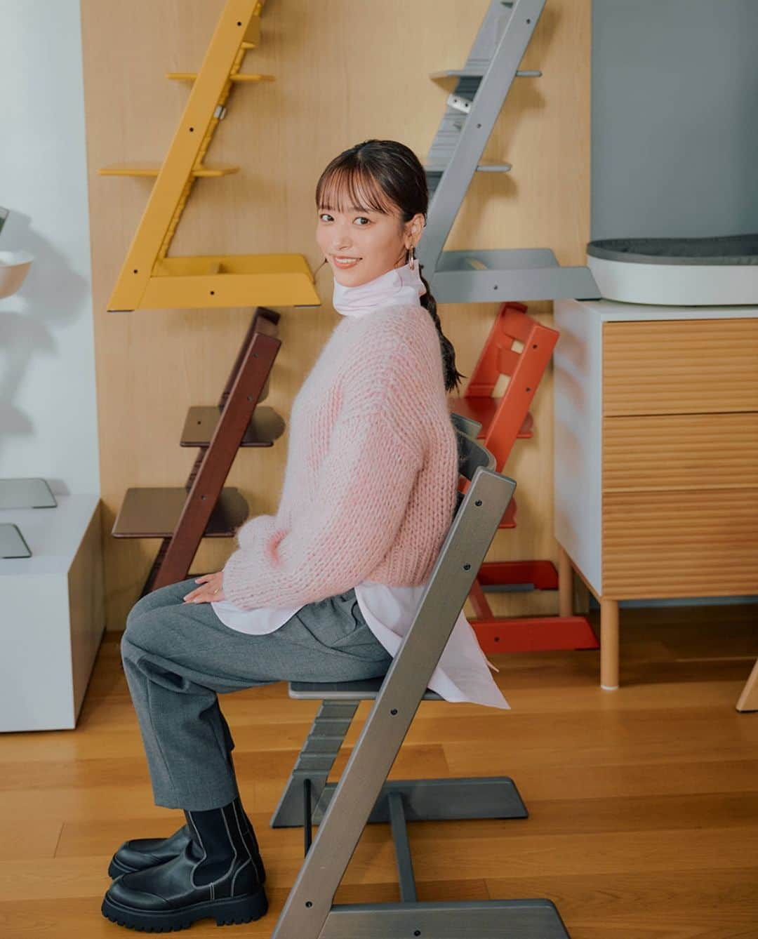 Stokke Japanさんのインスタグラム写真 - (Stokke JapanInstagram)「VERYモデル近藤千尋さんがストッケ代官山ショールームに来場！ トリップ トラップ（ナチュラル）は娘さんの離乳食期から6歳になる現在でも愛用してくださっているそうです。 新製品の子ども用プレイテーブル「ストッケ ミューテーブル」や、 旅アイテム「ジェットキッズ by ストッケ」の ベッドボックスやクラウドスリーパーも、3歳と6歳の娘さんをもつママとしてリアル目線でチェックして頂きました。  詳しくは、VERY WEBをご覧くださいね https://veryweb.jp/life/588836/  #ストッケ #トリップトラップ #ミューテーブル #ストッケミューテーブル #ジェットキッズバイストッケ #ジェットキッズベッドボックス #ジェットキッズクラウドスリーパー #VERY #VERY児童館 #ハイチェア #子ども用ハイチェア #ベビーチェア #ハイチェア #キッズチェア #子供椅子 #離乳食 #離乳食準備 #プレイテーブル #知育 #知育玩具 #おでかけ #お出掛け #旅育 #very児童館 #Very」11月13日 21時00分 - stokkejapan