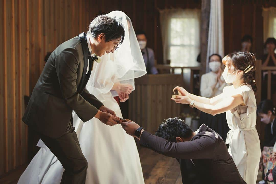 BARN&FOREST148のインスタグラム：「#100年後も語り継がれる結婚式  ・ ・ Ring Box Ceremony…*  ブライダルフェアのご予約やお問合せは InstagramのDMでも承っております*  #ringboxceremony #リングボックスセレモニー #挙式セレモニー #バーンアンドフォレスト148 #式場探し #barnandforest148 #卒花嫁 #プレ花嫁 #結婚式演出 #barnwedding #バーンアンドフォレスト #barn花嫁 #披露宴 #結婚式 #プレ花 #花嫁の手紙 #weddingceremony #rusticwedding #卒花 #新婦の手紙 #148花嫁 #流山おおたかの森 #結婚式場探し #結婚式準備 #ウェディングセレモニー #ナチュラルウェディング #結婚式場」