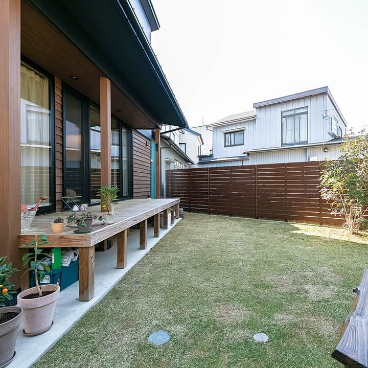 家づくりナビ ☆ 福井 富山 石川 金沢 新築 住宅 建築さんのインスタグラム写真 - (家づくりナビ ☆ 福井 富山 石川 金沢 新築 住宅 建築Instagram)「【マイホームができるまで】 『家の中でも外でもキャンプ気分に浸れる』 福井県福井市　W邸 エーシンホーム ……………………… 「私が描いた間取りを見て、 『建てられます』 と答えてくれたのがエーシンホームさん。 高い技術力に定評があるだけに 信頼できると思いました」と振り返るご主人。  登山が趣味のW夫妻の要望は、 家の中でも外でも アウトドアが楽しめる住まい。  吹き抜けがあるリビングを 囲むように広いタイルスペースを設けた。  「テーブルやチェアなど、 室内でもキャンプ用品を使ってます。 ハンモックで揺られていると、 開放感も相まってキャンプ場にいるような気分です」。  高いフェンスで囲んだプライベートテラスでは、 テントを張りおうちキャンプを楽しむそう。  住宅性能の高さもW邸の魅力。  「この冬はエアコンを使わず、 ストーブだけで十分。電気代が １万円を切った月もあり、びっくりしました」。 ………………………  　 「家づくりナビ」は、 北陸で「家を建てたい！」と思った人にまずは読んで欲しい 家づくりの本です📚♪  後悔しない家づくりのための基礎知識や、 リアルな家づくり実例、北陸の住宅会社ガイドなど お役立ち情報をたくさん紹介しています。 一冊あれば家づくりがどんどん進む🏠  福井・石川・富山の主要書店、コンビニ、 オンラインストアで販売中♪  🔎「家づくりナビWeb」 先輩たちの家づくり実例や 多数の住宅会社イベントをご紹介中！ プロフィールのハイライトからcheck📲  🔎「家づくりナビmagazine」 お役立ち記事を毎週更新！ お金や間取りアイデア、建売情報も掲載中♪ プロフィールのURLからcheck📲  ----------------------  #エーシンホーム #マイホーム計画中の人と繋がりたい #家づくりナビ #家づくりアイデア #施工事例 #実例 #マイホームアイデア #快適な住まい #マイホーム #マイホーム計画 #外観デザイン #照明計画 #吹き抜けのあるリビング #吹き抜けのあるおうち #吹き抜けのあるお家 #ウッドデッキのある生活 #ウッドデッキテラス #デッキテラス #ウッドデッキでbbq #土間スペース #造作洗面所 #造作家具 #階段下スペース #勾配天井 #勾配天井リビング #テラスのある暮らし #テラスのある家」11月13日 21時01分 - iedukurinavi