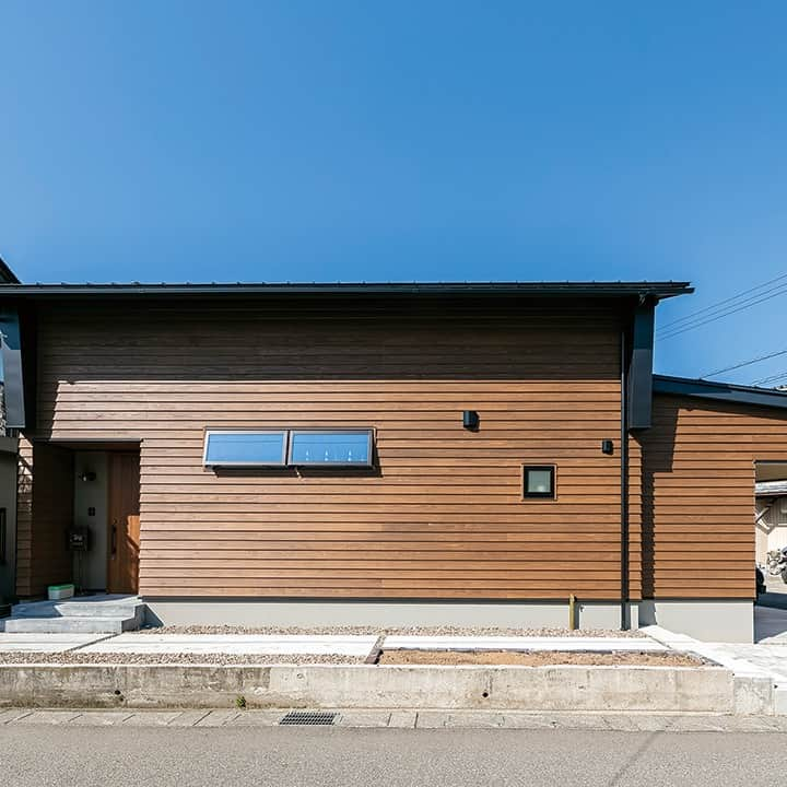 家づくりナビ ☆ 福井 富山 石川 金沢 新築 住宅 建築さんのインスタグラム写真 - (家づくりナビ ☆ 福井 富山 石川 金沢 新築 住宅 建築Instagram)「【マイホームができるまで】 『家の中でも外でもキャンプ気分に浸れる』 福井県福井市　W邸 エーシンホーム ……………………… 「私が描いた間取りを見て、 『建てられます』 と答えてくれたのがエーシンホームさん。 高い技術力に定評があるだけに 信頼できると思いました」と振り返るご主人。  登山が趣味のW夫妻の要望は、 家の中でも外でも アウトドアが楽しめる住まい。  吹き抜けがあるリビングを 囲むように広いタイルスペースを設けた。  「テーブルやチェアなど、 室内でもキャンプ用品を使ってます。 ハンモックで揺られていると、 開放感も相まってキャンプ場にいるような気分です」。  高いフェンスで囲んだプライベートテラスでは、 テントを張りおうちキャンプを楽しむそう。  住宅性能の高さもW邸の魅力。  「この冬はエアコンを使わず、 ストーブだけで十分。電気代が １万円を切った月もあり、びっくりしました」。 ………………………  　 「家づくりナビ」は、 北陸で「家を建てたい！」と思った人にまずは読んで欲しい 家づくりの本です📚♪  後悔しない家づくりのための基礎知識や、 リアルな家づくり実例、北陸の住宅会社ガイドなど お役立ち情報をたくさん紹介しています。 一冊あれば家づくりがどんどん進む🏠  福井・石川・富山の主要書店、コンビニ、 オンラインストアで販売中♪  🔎「家づくりナビWeb」 先輩たちの家づくり実例や 多数の住宅会社イベントをご紹介中！ プロフィールのハイライトからcheck📲  🔎「家づくりナビmagazine」 お役立ち記事を毎週更新！ お金や間取りアイデア、建売情報も掲載中♪ プロフィールのURLからcheck📲  ----------------------  #エーシンホーム #マイホーム計画中の人と繋がりたい #家づくりナビ #家づくりアイデア #施工事例 #実例 #マイホームアイデア #快適な住まい #マイホーム #マイホーム計画 #外観デザイン #照明計画 #吹き抜けのあるリビング #吹き抜けのあるおうち #吹き抜けのあるお家 #ウッドデッキのある生活 #ウッドデッキテラス #デッキテラス #ウッドデッキでbbq #土間スペース #造作洗面所 #造作家具 #階段下スペース #勾配天井 #勾配天井リビング #テラスのある暮らし #テラスのある家」11月13日 21時01分 - iedukurinavi