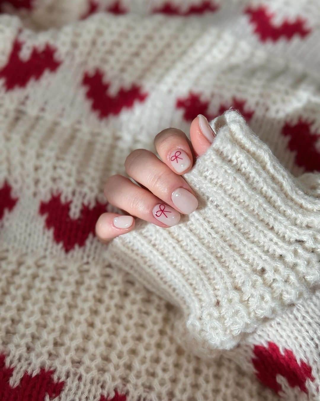 のインスタグラム：「. ྀིྀིྀིྀིྀིྀིྀིྀིྀིྀི♥️ྀི new nail♡⃛ 今回はアシメネイルでリボンと初マグネット💅 @maki_hirasol さんいつもありがとうございますꗯ̤̮」