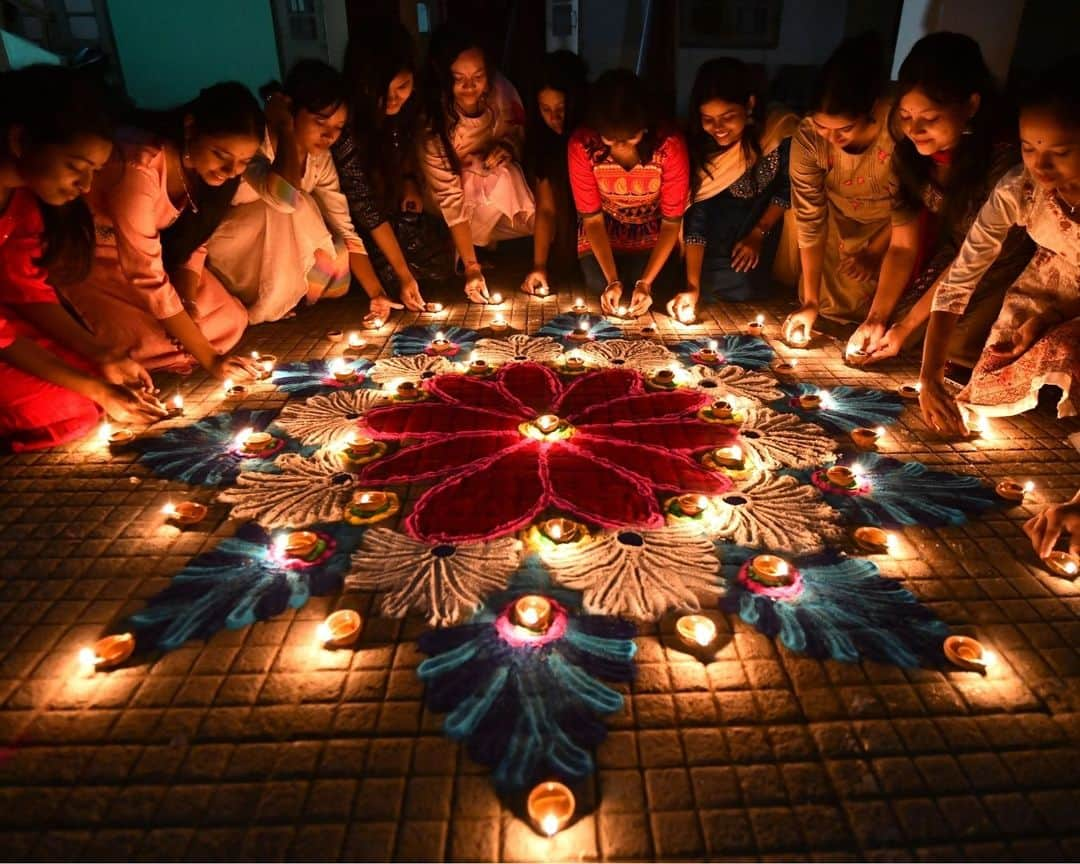 AFP通信さんのインスタグラム写真 - (AFP通信Instagram)「Diwali is celebrating by millions people around the world. The festival of lights marks the Hindu new year and the end of summer.⁣ ⁣ 1 - Earthen oil lamps are placed over the rangoli, a decorative design, on the occasion of the Hindu festival of Diwali, in New Delhi.⁣ ⁣ 2 & 3 - Hindu devotees light earthen lamps on the banks of the Sarayu River on the eve of Diwali in Ayodhya.⁣ ⁣ 4 - Sikh devotees light oil lamps on the occasion of Diwali festival at the illuminated Golden Temple in Amritsar.⁣ ⁣ 5 - A woman places earthen oil lamps on the occasion of Diwali in New Delhi.⁣ ⁣ 6 - A house is illuminated with lights on the occasion of Diwali in New Delhi.⁣ ⁣ 7 - A Hindu priest offers prayers during the celebrations to mark Diwali at a temple in Colombo. ⁣ ⁣ 8 - A Hindu devotee offers prayers during the celebrations to mark Diwali at a temple in Colombo.⁣ ⁣ 9 - Students light earthen oil lamps on the occasion of the Diwali in Guwahati.⁣ ⁣ 10 - Fireworks light up the night sky during Diwali in Mumbai.⁣ ⁣ 📷 Biju BORO ⁣ 📷 @sajjadafp⁣ 📷 @sanjaykanojia07⁣ 📷 Ishara S. KODIKARA ⁣ 📷 @indrapix⁣ 📷 @narindernanu⁣ ⁣ #AFPPhoto」11月13日 21時01分 - afpphoto