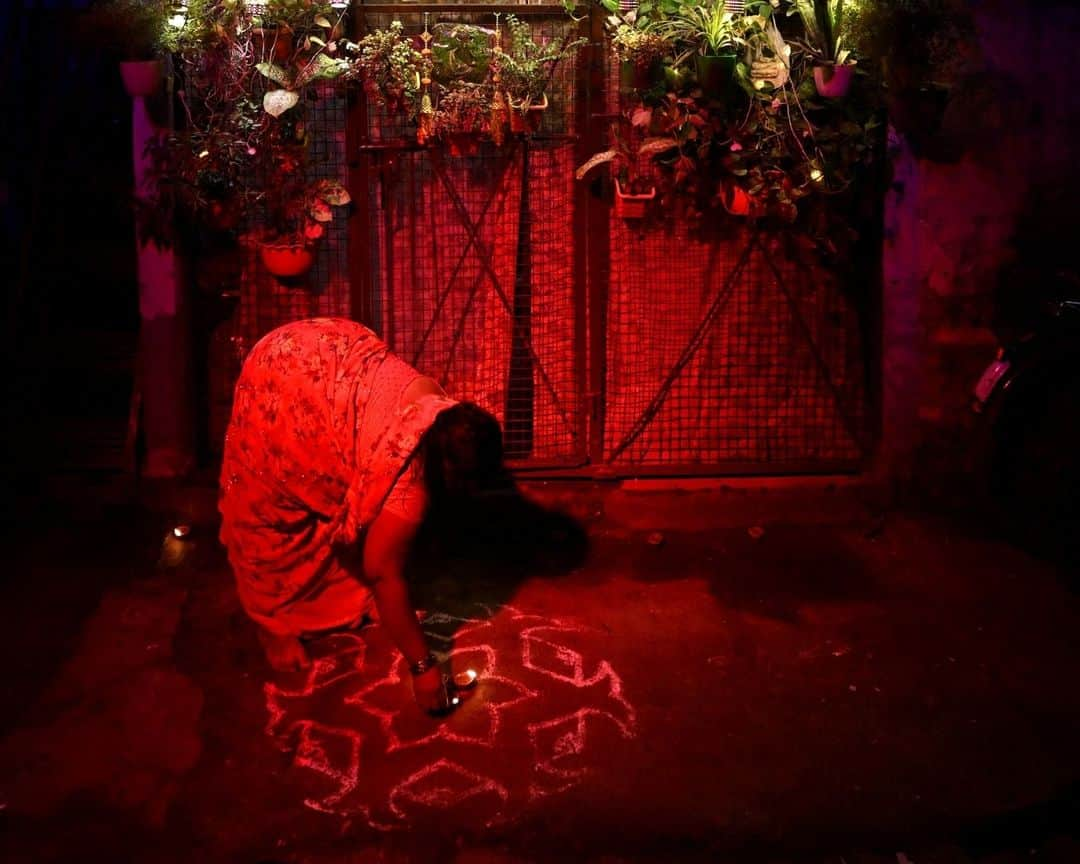 AFP通信さんのインスタグラム写真 - (AFP通信Instagram)「Diwali is celebrating by millions people around the world. The festival of lights marks the Hindu new year and the end of summer.⁣ ⁣ 1 - Earthen oil lamps are placed over the rangoli, a decorative design, on the occasion of the Hindu festival of Diwali, in New Delhi.⁣ ⁣ 2 & 3 - Hindu devotees light earthen lamps on the banks of the Sarayu River on the eve of Diwali in Ayodhya.⁣ ⁣ 4 - Sikh devotees light oil lamps on the occasion of Diwali festival at the illuminated Golden Temple in Amritsar.⁣ ⁣ 5 - A woman places earthen oil lamps on the occasion of Diwali in New Delhi.⁣ ⁣ 6 - A house is illuminated with lights on the occasion of Diwali in New Delhi.⁣ ⁣ 7 - A Hindu priest offers prayers during the celebrations to mark Diwali at a temple in Colombo. ⁣ ⁣ 8 - A Hindu devotee offers prayers during the celebrations to mark Diwali at a temple in Colombo.⁣ ⁣ 9 - Students light earthen oil lamps on the occasion of the Diwali in Guwahati.⁣ ⁣ 10 - Fireworks light up the night sky during Diwali in Mumbai.⁣ ⁣ 📷 Biju BORO ⁣ 📷 @sajjadafp⁣ 📷 @sanjaykanojia07⁣ 📷 Ishara S. KODIKARA ⁣ 📷 @indrapix⁣ 📷 @narindernanu⁣ ⁣ #AFPPhoto」11月13日 21時01分 - afpphoto