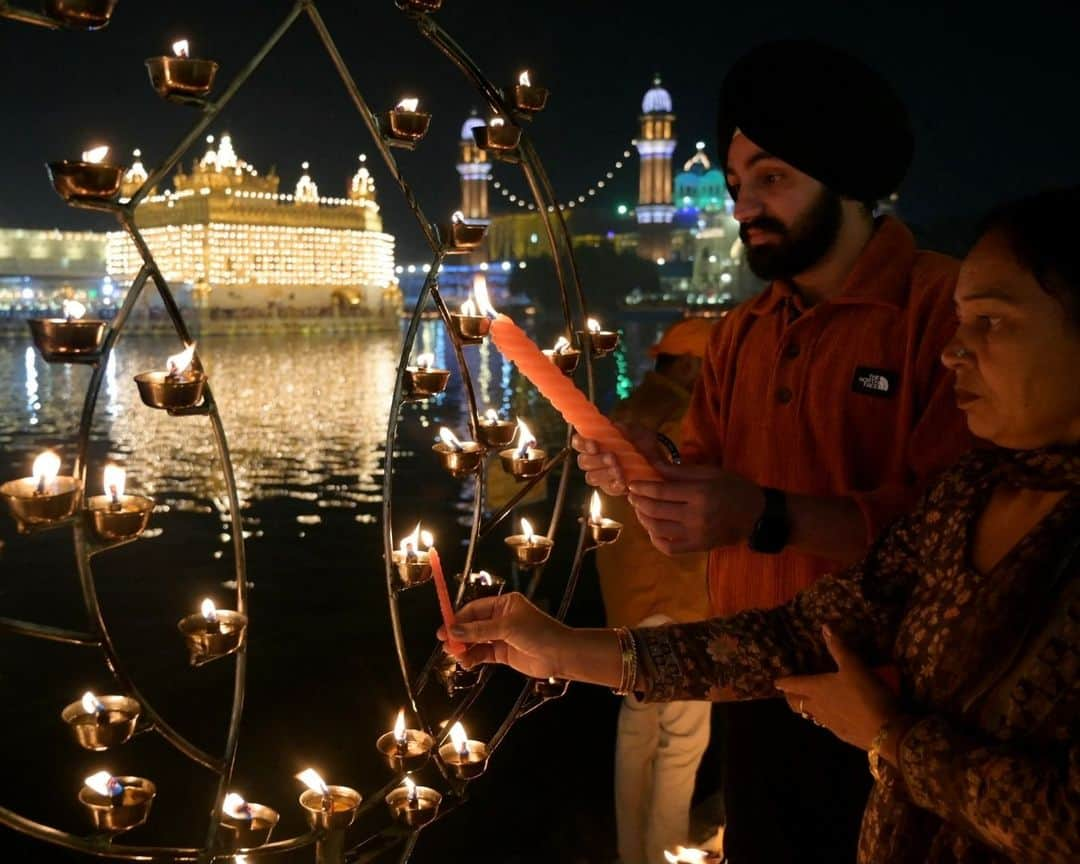 AFP通信さんのインスタグラム写真 - (AFP通信Instagram)「Diwali is celebrating by millions people around the world. The festival of lights marks the Hindu new year and the end of summer.⁣ ⁣ 1 - Earthen oil lamps are placed over the rangoli, a decorative design, on the occasion of the Hindu festival of Diwali, in New Delhi.⁣ ⁣ 2 & 3 - Hindu devotees light earthen lamps on the banks of the Sarayu River on the eve of Diwali in Ayodhya.⁣ ⁣ 4 - Sikh devotees light oil lamps on the occasion of Diwali festival at the illuminated Golden Temple in Amritsar.⁣ ⁣ 5 - A woman places earthen oil lamps on the occasion of Diwali in New Delhi.⁣ ⁣ 6 - A house is illuminated with lights on the occasion of Diwali in New Delhi.⁣ ⁣ 7 - A Hindu priest offers prayers during the celebrations to mark Diwali at a temple in Colombo. ⁣ ⁣ 8 - A Hindu devotee offers prayers during the celebrations to mark Diwali at a temple in Colombo.⁣ ⁣ 9 - Students light earthen oil lamps on the occasion of the Diwali in Guwahati.⁣ ⁣ 10 - Fireworks light up the night sky during Diwali in Mumbai.⁣ ⁣ 📷 Biju BORO ⁣ 📷 @sajjadafp⁣ 📷 @sanjaykanojia07⁣ 📷 Ishara S. KODIKARA ⁣ 📷 @indrapix⁣ 📷 @narindernanu⁣ ⁣ #AFPPhoto」11月13日 21時01分 - afpphoto