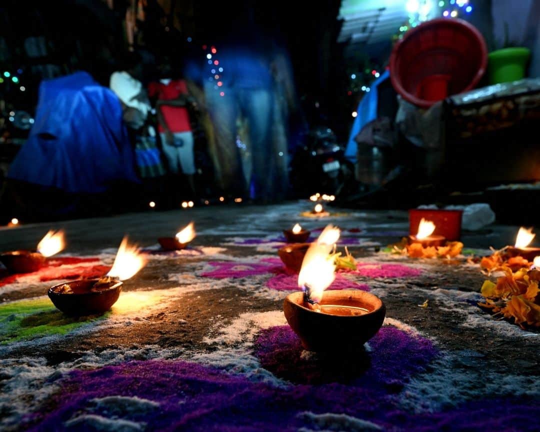 AFP通信のインスタグラム：「Diwali is celebrating by millions people around the world. The festival of lights marks the Hindu new year and the end of summer.⁣ ⁣ 1 - Earthen oil lamps are placed over the rangoli, a decorative design, on the occasion of the Hindu festival of Diwali, in New Delhi.⁣ ⁣ 2 & 3 - Hindu devotees light earthen lamps on the banks of the Sarayu River on the eve of Diwali in Ayodhya.⁣ ⁣ 4 - Sikh devotees light oil lamps on the occasion of Diwali festival at the illuminated Golden Temple in Amritsar.⁣ ⁣ 5 - A woman places earthen oil lamps on the occasion of Diwali in New Delhi.⁣ ⁣ 6 - A house is illuminated with lights on the occasion of Diwali in New Delhi.⁣ ⁣ 7 - A Hindu priest offers prayers during the celebrations to mark Diwali at a temple in Colombo. ⁣ ⁣ 8 - A Hindu devotee offers prayers during the celebrations to mark Diwali at a temple in Colombo.⁣ ⁣ 9 - Students light earthen oil lamps on the occasion of the Diwali in Guwahati.⁣ ⁣ 10 - Fireworks light up the night sky during Diwali in Mumbai.⁣ ⁣ 📷 Biju BORO ⁣ 📷 @sajjadafp⁣ 📷 @sanjaykanojia07⁣ 📷 Ishara S. KODIKARA ⁣ 📷 @indrapix⁣ 📷 @narindernanu⁣ ⁣ #AFPPhoto」
