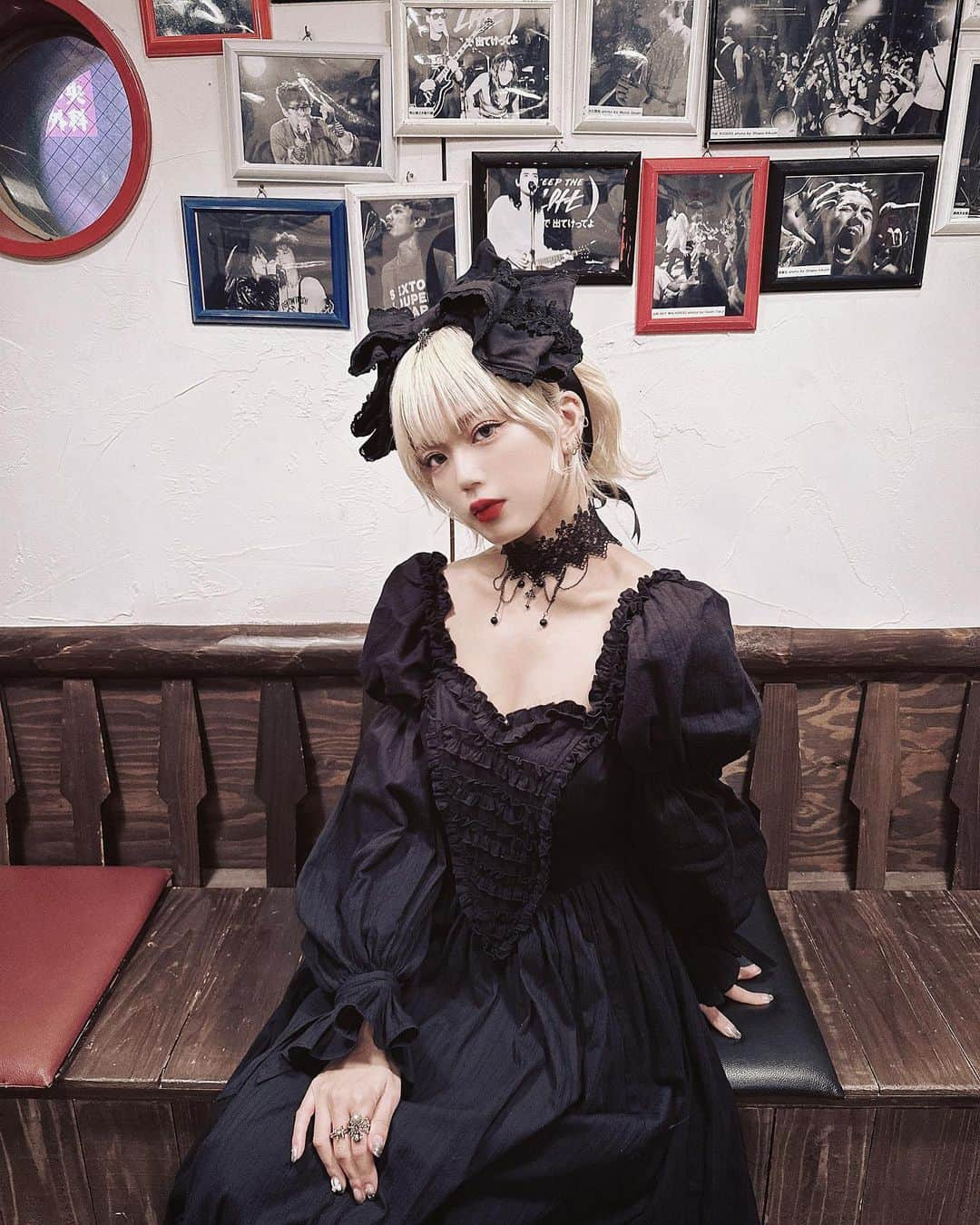 ハナエさんのインスタグラム写真 - (ハナエInstagram)「先日のトークイベントの私服衣装🖤 年中ハロウィン仕様🦇 来てくれた皆さま本当にありがとうございました🫶 ⁡ ⁡ head dress... @alice_and_the_pirates  dress... @lacemade_jp @lacemadeofficial 「堕天使」コルセットドレス（協賛です🙏） ⁡ ⁡ #aliceandthepirates #lacemade #lacemadesquad」11月13日 21時02分 - hanae_0227