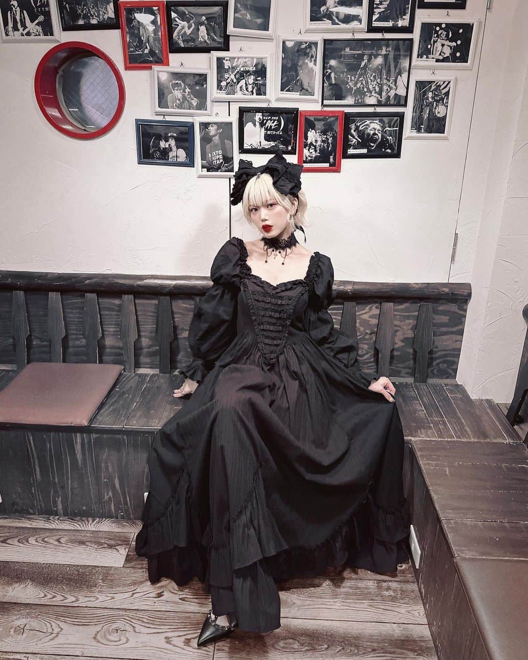 ハナエのインスタグラム：「先日のトークイベントの私服衣装🖤 年中ハロウィン仕様🦇 来てくれた皆さま本当にありがとうございました🫶 ⁡ ⁡ head dress... @alice_and_the_pirates  dress... @lacemade_jp @lacemadeofficial 「堕天使」コルセットドレス（協賛です🙏） ⁡ ⁡ #aliceandthepirates #lacemade #lacemadesquad」