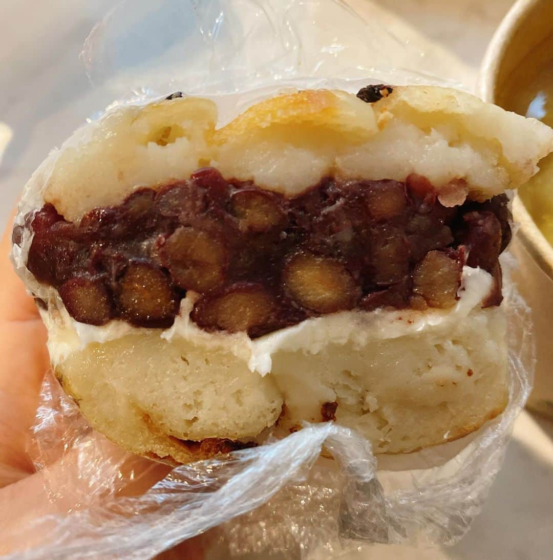 まみむめもちおさんのインスタグラム写真 - (まみむめもちおInstagram)「.  ベーグルサンド食べたよ🥯 めちゃくちゃでかいベーグルだったし すっごい硬いベーグルでびっくりしちゃった。  すごくボリュームあって美味しかった。  2枚目のあんバターサンドみたいなのがすごい美味しかったよ👏   #白金高輪  #ベーグル  #🥯」11月13日 21時02分 - mamimumemochio