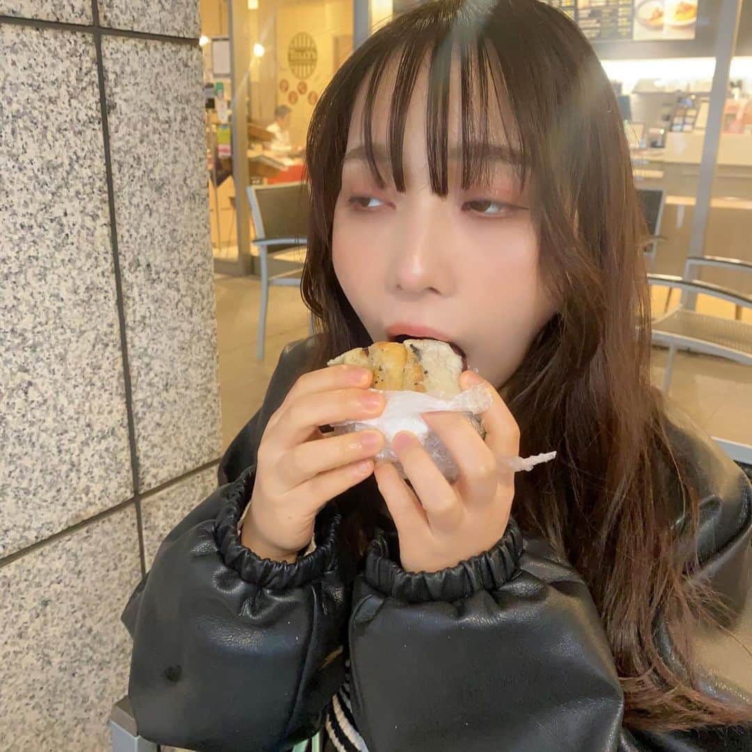 まみむめもちおさんのインスタグラム写真 - (まみむめもちおInstagram)「.  ベーグルサンド食べたよ🥯 めちゃくちゃでかいベーグルだったし すっごい硬いベーグルでびっくりしちゃった。  すごくボリュームあって美味しかった。  2枚目のあんバターサンドみたいなのがすごい美味しかったよ👏   #白金高輪  #ベーグル  #🥯」11月13日 21時02分 - mamimumemochio