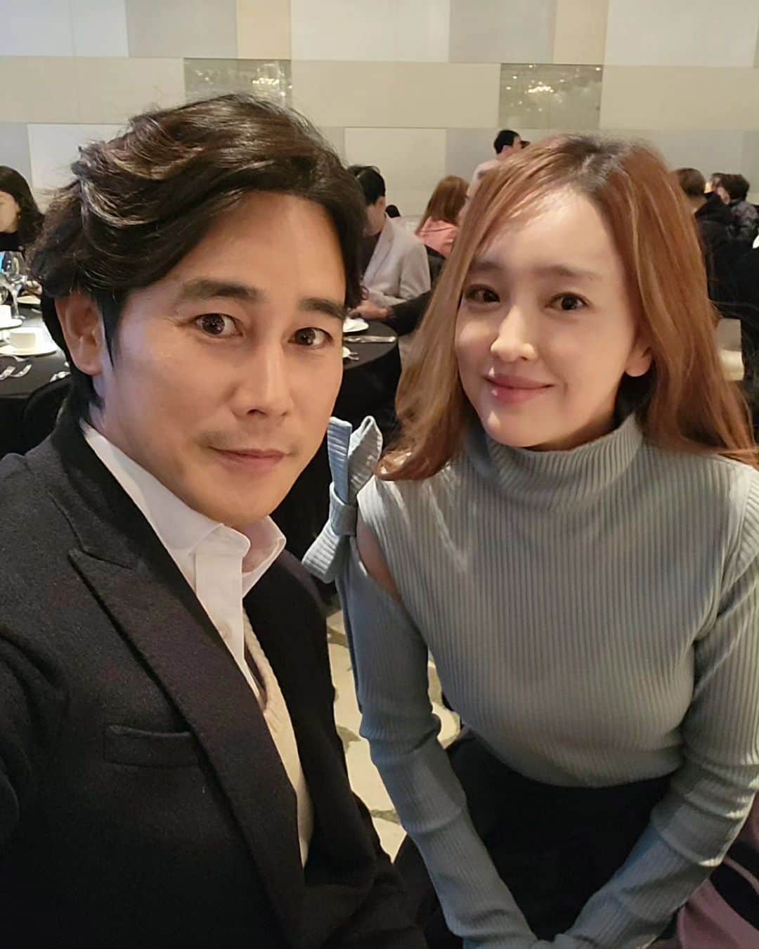 チョン・テウのインスタグラム：「아내가 비행을 그만두어 좋은 점은..  이제는 지인들의 결혼식에 함께 참석하여  축복해 줄 수 있다는 거 💕  #결혼식 #하객커플」