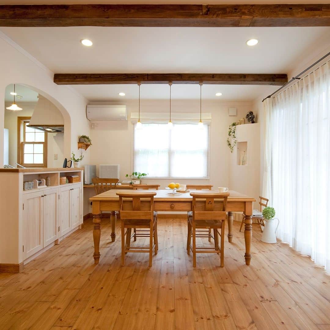 Ideal Home－株式会社ウエストビルドさんのインスタグラム写真 - (Ideal Home－株式会社ウエストビルドInstagram)「【ROOM TOUR】 English Country house 木の温もりに包まれて、穏やかな時間が流れるリビングダイニング。 リビングからの入口とキッチンカウンターの開口部は、アールをつけて優しい雰囲気に。KOHLER社のシンクを入れた造作キッチンも木の温もりたっぷり、毎日のお料理も楽しんで頂いてます♪  ■Model House  11月18日は家づくり勉強会！ 家づくりを考え始めた方、これから検討される方に是非ご参加頂きたい勉強会。 皆さんが感じる不安や悩みを解決します！ ご予約をお待ちしております。 場所：堺市南区槇塚台 モデルハウスがオープンします！ご予約はHPより受付中  －―――――――― @westbuild138152 －――――――――  憧れの住まいを実現  【長く愛着を持って】 2×4で耐久性の高い躯体をつくり、長く住まい続けて頂く事で、廃棄物削減になります。 「#暮らしやすさ」「#心地良さ」を大切にデザインにも皆さまのこだわりを反映、そしてライフスタイルの変化に柔軟に対応できる技術とデザイン、適格なメンテナンスで、長寿命の建物をご提供します。  【One Stopの家づくり】 「Gentle＆Honest」の精神でOne Stopで設計施工を。 打合せから施工、メンテナンスまで一貫してIdealHomeが行います。  家づくりの資料請求はコチラ 🍀資料請求はこちら @siryo_build🍀  私らしく暮らす☺️毎日「好き」がみつかるそんな家を一緒に建築させて頂きます。 家づくりを一緒に楽しみたい！そんな方は、ウエストビルドにご相談ください😄 You Tubeでルームツアー動画を配信中です✨ ＤＭ、コメントお待ちしてます😌 ↓プロフィール欄からHPに移動できます。 * **** @westbuild138152 * ********** * OBさんの暮らしをご紹介してるインスタアカウントはこちら🏡😄 *@westbuild02 *  #輸入住宅 #ツーバイフォー住宅 #注文住宅 #木のぬくもりある暮らし #漆喰壁  #フランス田舎町 #郊外で暮らす #造作キッチン #増築リフォーム #イングリッシュガーデン #モデルハウスオープン #バラが好き #暮らしを楽しむ家づくり  #ガーデニングを楽しむ #マンションリノベ #大阪 #大阪市城東区  #高気密高断熱住宅」11月13日 21時03分 - westbuild138152