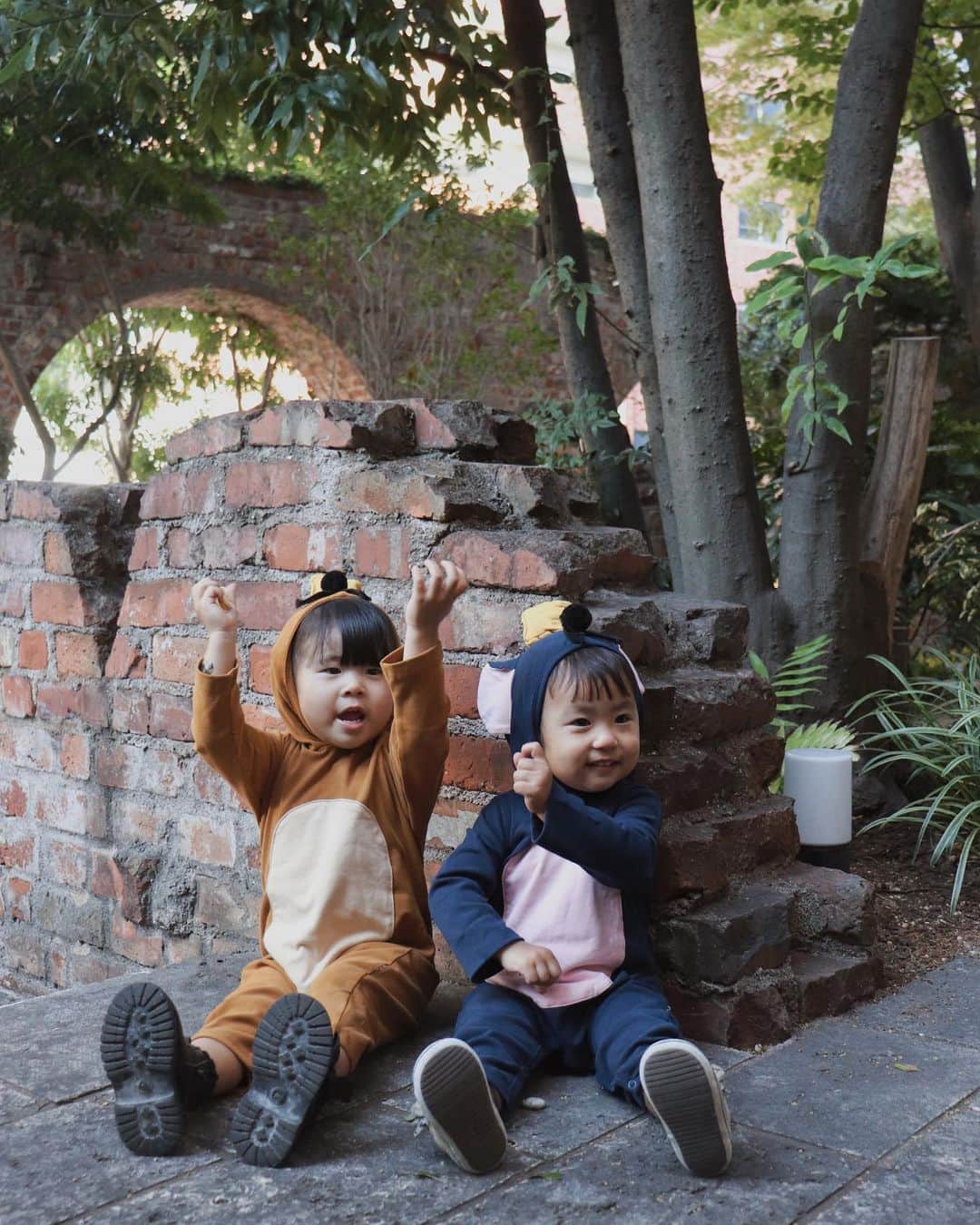 のインスタグラム：「_ 🎃 HAPPY HALLOWEEN🎃 トムジェリのジェリーとタフィーに🐭🐭  ちょこまか追いかけっこしてる2人 尊すぎた🤦🏽‍♀️🤍 ちょっといつもお姉ちゃんぶるutaと 甘えるhinakaのコンビが可愛いねんなぁ〜〜（笑）  ほんまに一瞬しか着せてないねんけど ちょっとでもハロウィン気分味わえて良かった(親が)  詩珠この日目腫れてたし残念やったけど←  ねずみさん着たなぁ〜って 洗濯物見ながら言ってたのでまた着せよかな(いつ)  #りなカゲあやチュウ」