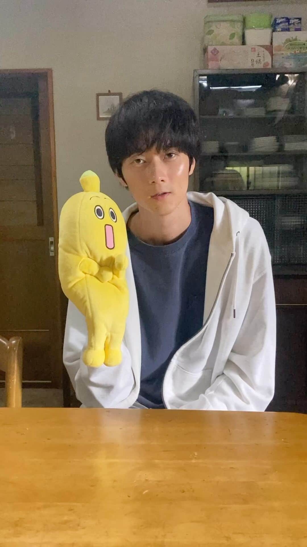 けむたい姉とずるい妹のインスタグラム：「. 第6話タイトルコール🦋.｡.:* 律( #栁俊太郎 さん) が担当😈 #ナナナ も一緒に💟  ／ 『#けむたい姉とずるい妹 』 第6話放送まで、あと2時間🕘 ぜひご覧ください！ ＼  見逃し配信は #TVer で配信中🎗 tver.jp/episodes/epyeqg0olb  U-NEXTなどでも配信中💠  #テレビ東京 #けむずる  #栗山千明 #馬場ふみか #栁俊太郎  #桜田通 #雛形あきこ」