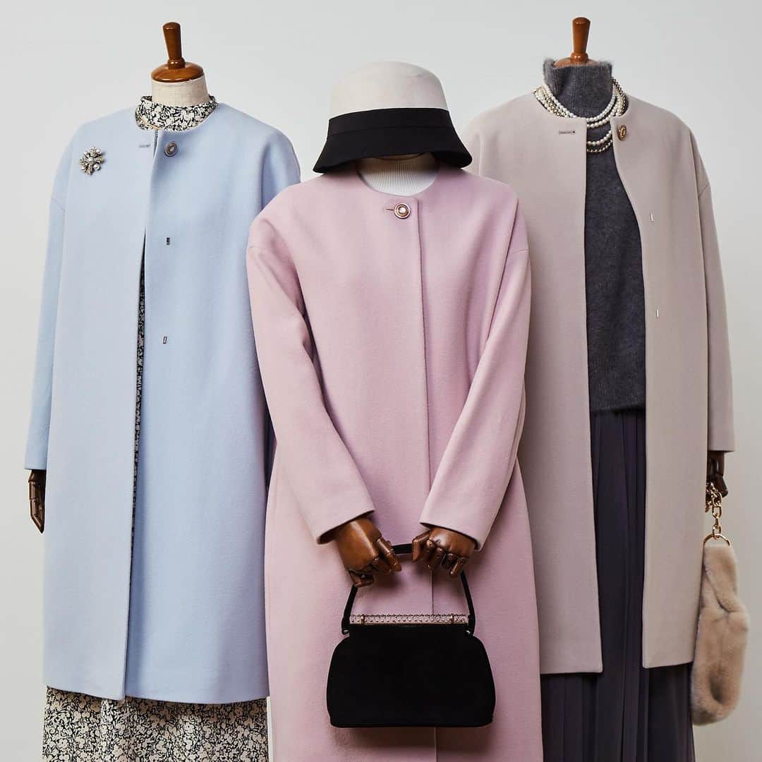 TIARAのインスタグラム：「"Outer Collection"  TIARAの冬アウター。 定番のロングコートから 今年らしいショートコートまで、 型数豊富にご用意しております✨　  上質で長く着られるTIARAのアウターは、 時代に左右されないクラシカルなデザインと 女性らしい綺麗なシルエットです。  是非店頭・オンラインストアにてご覧くださいませ。」