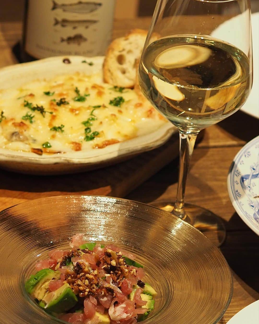 オトヨメのインスタグラム：「先日の#晩酌 この日は#ソーヴィニヨンブラン に合わせて シーフードグラタンとコロッケにしました。 どちらもまぁ、手間暇かかる… だけあって美味しかったー！ ワインがススムー！ これは毎度の事ですが　笑 後、生ハムとチーズと柿 それと気になってた#さくさくしょうゆアーモンド を使って一皿 こちら即完売するの分かる！ これで和えるだけでとっても美味しー！ アーモンドの食感とまろやかなお醤油がクセになる。 また晩酌の幅が広がりそう♪  明日は休日。 今夜も楽しみなお酒が冷蔵庫にスタンバイ中なのでもう少し、色々片付けてから 頂きます！」