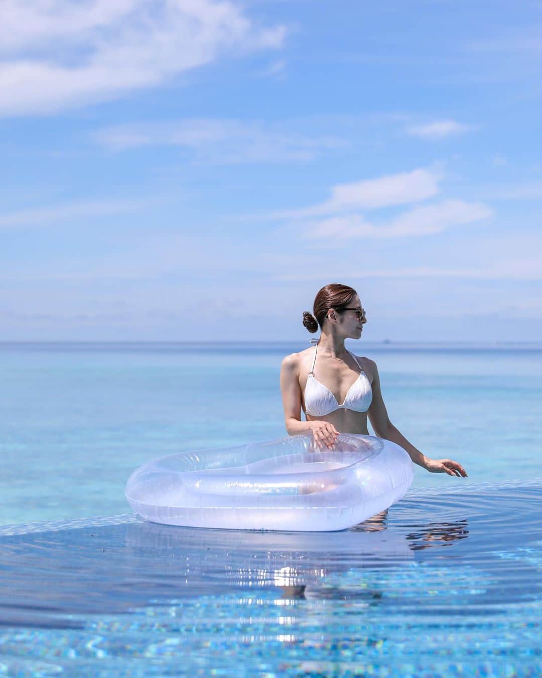 ASUKAのインスタグラム：「. Infinitypool🤍  海とプールと空までぜーんぶ繋がってた🫶  @velaaprivateisland  #VelaaPrivatelsland  #maldivestrip #モルディブ旅行 #リゾートライフ #海外旅行」