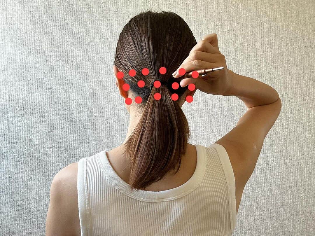 前田ゆかさんのインスタグラム写真 - (前田ゆかInstagram)「秋から継続的に使い始めています❗️  「ポス活」 ＠corefit_bbyc   前回は鎖骨から痛気持ちよく筋膜をリリースして速効性を 感じ、 顔の凝りがほぐれて浮腫が取れてスッキリ感でした。    その次のステップは、 顔のむくみやたるみは顔を周りから責めるアプローチに そうすることで根本の凝りを解消、そして効果が持続！ 頭の筋肉も下がるからたるみに繋がる 一番気になるところだったりしませんか？   頭を緩めて鍛えるメソッドを試しています。   写真2枚目はじめにリンパの詰まりをとる鎖骨から流して むくみをとる。   3枚目　耳下腺耳たぶのすぐ後ろのくぼみのリンパを流す。   4枚目　うなじ後ろのくぼみから上下 一回のプッシュは大体30秒から１分！ここは眼精疲労、肩こりにも効果があって気持ちいいです。   5枚目　後頭部 ここからポインターを３本の方にして押し回しながらが効果的。   6枚目　側頭筋 上下に分けてほぐす　ここはフェイスラインのたるみに繋がるところ！   7枚目　耳前の骨の下をほぐすして噛みわせの筋肉のキワを緩める。   この一連の流れを大体5分から10分位ながらでなってます。   すると朝のむくんだ顔が頭を緩めてほぐすことで スッキリ‼️  ほぐれやすくしておくと顔に出にくくなり、血色も良くなり 長期的たるみ予防になりそう‼️     11月３０日までフェイスポインター購入で特製ポーチが付いてくるキャンペーン を実施していますよ。  クーポンコード 「ym91」 購入の時にクーポンコードをつけると 11,000円以上（税込）の購入で1,100円オフになります。   ストーリーからもご覧くださいね。  #PR #corefit #フェイスポインター #筋膜リリース #アンバサダー」11月13日 21時10分 - maeyuka