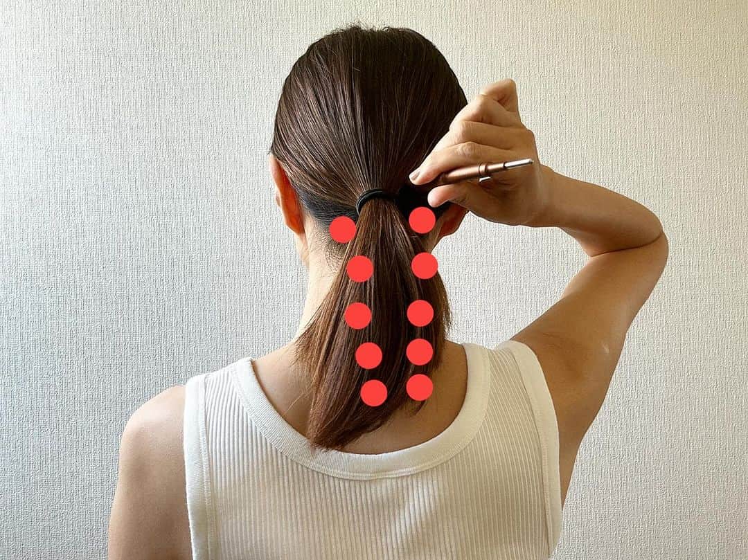 前田ゆかさんのインスタグラム写真 - (前田ゆかInstagram)「秋から継続的に使い始めています❗️  「ポス活」 ＠corefit_bbyc   前回は鎖骨から痛気持ちよく筋膜をリリースして速効性を 感じ、 顔の凝りがほぐれて浮腫が取れてスッキリ感でした。    その次のステップは、 顔のむくみやたるみは顔を周りから責めるアプローチに そうすることで根本の凝りを解消、そして効果が持続！ 頭の筋肉も下がるからたるみに繋がる 一番気になるところだったりしませんか？   頭を緩めて鍛えるメソッドを試しています。   写真2枚目はじめにリンパの詰まりをとる鎖骨から流して むくみをとる。   3枚目　耳下腺耳たぶのすぐ後ろのくぼみのリンパを流す。   4枚目　うなじ後ろのくぼみから上下 一回のプッシュは大体30秒から１分！ここは眼精疲労、肩こりにも効果があって気持ちいいです。   5枚目　後頭部 ここからポインターを３本の方にして押し回しながらが効果的。   6枚目　側頭筋 上下に分けてほぐす　ここはフェイスラインのたるみに繋がるところ！   7枚目　耳前の骨の下をほぐすして噛みわせの筋肉のキワを緩める。   この一連の流れを大体5分から10分位ながらでなってます。   すると朝のむくんだ顔が頭を緩めてほぐすことで スッキリ‼️  ほぐれやすくしておくと顔に出にくくなり、血色も良くなり 長期的たるみ予防になりそう‼️     11月３０日までフェイスポインター購入で特製ポーチが付いてくるキャンペーン を実施していますよ。  クーポンコード 「ym91」 購入の時にクーポンコードをつけると 11,000円以上（税込）の購入で1,100円オフになります。   ストーリーからもご覧くださいね。  #PR #corefit #フェイスポインター #筋膜リリース #アンバサダー」11月13日 21時10分 - maeyuka