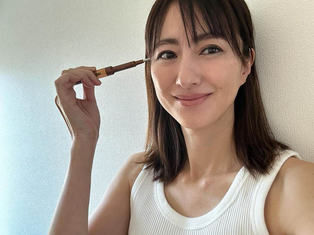 前田ゆかさんのインスタグラム写真 - (前田ゆかInstagram)「秋から継続的に使い始めています❗️  「ポス活」 ＠corefit_bbyc   前回は鎖骨から痛気持ちよく筋膜をリリースして速効性を 感じ、 顔の凝りがほぐれて浮腫が取れてスッキリ感でした。    その次のステップは、 顔のむくみやたるみは顔を周りから責めるアプローチに そうすることで根本の凝りを解消、そして効果が持続！ 頭の筋肉も下がるからたるみに繋がる 一番気になるところだったりしませんか？   頭を緩めて鍛えるメソッドを試しています。   写真2枚目はじめにリンパの詰まりをとる鎖骨から流して むくみをとる。   3枚目　耳下腺耳たぶのすぐ後ろのくぼみのリンパを流す。   4枚目　うなじ後ろのくぼみから上下 一回のプッシュは大体30秒から１分！ここは眼精疲労、肩こりにも効果があって気持ちいいです。   5枚目　後頭部 ここからポインターを３本の方にして押し回しながらが効果的。   6枚目　側頭筋 上下に分けてほぐす　ここはフェイスラインのたるみに繋がるところ！   7枚目　耳前の骨の下をほぐすして噛みわせの筋肉のキワを緩める。   この一連の流れを大体5分から10分位ながらでなってます。   すると朝のむくんだ顔が頭を緩めてほぐすことで スッキリ‼️  ほぐれやすくしておくと顔に出にくくなり、血色も良くなり 長期的たるみ予防になりそう‼️     11月３０日までフェイスポインター購入で特製ポーチが付いてくるキャンペーン を実施していますよ。  クーポンコード 「ym91」 購入の時にクーポンコードをつけると 11,000円以上（税込）の購入で1,100円オフになります。   ストーリーからもご覧くださいね。  #PR #corefit #フェイスポインター #筋膜リリース #アンバサダー」11月13日 21時10分 - maeyuka