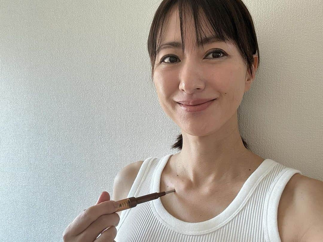 前田ゆかさんのインスタグラム写真 - (前田ゆかInstagram)「秋から継続的に使い始めています❗️  「ポス活」 ＠corefit_bbyc   前回は鎖骨から痛気持ちよく筋膜をリリースして速効性を 感じ、 顔の凝りがほぐれて浮腫が取れてスッキリ感でした。    その次のステップは、 顔のむくみやたるみは顔を周りから責めるアプローチに そうすることで根本の凝りを解消、そして効果が持続！ 頭の筋肉も下がるからたるみに繋がる 一番気になるところだったりしませんか？   頭を緩めて鍛えるメソッドを試しています。   写真2枚目はじめにリンパの詰まりをとる鎖骨から流して むくみをとる。   3枚目　耳下腺耳たぶのすぐ後ろのくぼみのリンパを流す。   4枚目　うなじ後ろのくぼみから上下 一回のプッシュは大体30秒から１分！ここは眼精疲労、肩こりにも効果があって気持ちいいです。   5枚目　後頭部 ここからポインターを３本の方にして押し回しながらが効果的。   6枚目　側頭筋 上下に分けてほぐす　ここはフェイスラインのたるみに繋がるところ！   7枚目　耳前の骨の下をほぐすして噛みわせの筋肉のキワを緩める。   この一連の流れを大体5分から10分位ながらでなってます。   すると朝のむくんだ顔が頭を緩めてほぐすことで スッキリ‼️  ほぐれやすくしておくと顔に出にくくなり、血色も良くなり 長期的たるみ予防になりそう‼️     11月３０日までフェイスポインター購入で特製ポーチが付いてくるキャンペーン を実施していますよ。  クーポンコード 「ym91」 購入の時にクーポンコードをつけると 11,000円以上（税込）の購入で1,100円オフになります。   ストーリーからもご覧くださいね。  #PR #corefit #フェイスポインター #筋膜リリース #アンバサダー」11月13日 21時10分 - maeyuka