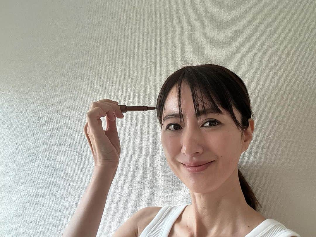 前田ゆかさんのインスタグラム写真 - (前田ゆかInstagram)「秋から継続的に使い始めています❗️  「ポス活」 ＠corefit_bbyc   前回は鎖骨から痛気持ちよく筋膜をリリースして速効性を 感じ、 顔の凝りがほぐれて浮腫が取れてスッキリ感でした。    その次のステップは、 顔のむくみやたるみは顔を周りから責めるアプローチに そうすることで根本の凝りを解消、そして効果が持続！ 頭の筋肉も下がるからたるみに繋がる 一番気になるところだったりしませんか？   頭を緩めて鍛えるメソッドを試しています。   写真2枚目はじめにリンパの詰まりをとる鎖骨から流して むくみをとる。   3枚目　耳下腺耳たぶのすぐ後ろのくぼみのリンパを流す。   4枚目　うなじ後ろのくぼみから上下 一回のプッシュは大体30秒から１分！ここは眼精疲労、肩こりにも効果があって気持ちいいです。   5枚目　後頭部 ここからポインターを３本の方にして押し回しながらが効果的。   6枚目　側頭筋 上下に分けてほぐす　ここはフェイスラインのたるみに繋がるところ！   7枚目　耳前の骨の下をほぐすして噛みわせの筋肉のキワを緩める。   この一連の流れを大体5分から10分位ながらでなってます。   すると朝のむくんだ顔が頭を緩めてほぐすことで スッキリ‼️  ほぐれやすくしておくと顔に出にくくなり、血色も良くなり 長期的たるみ予防になりそう‼️     11月３０日までフェイスポインター購入で特製ポーチが付いてくるキャンペーン を実施していますよ。  クーポンコード 「ym91」 購入の時にクーポンコードをつけると 11,000円以上（税込）の購入で1,100円オフになります。   ストーリーからもご覧くださいね。  #PR #corefit #フェイスポインター #筋膜リリース #アンバサダー」11月13日 21時10分 - maeyuka