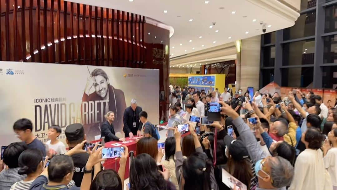 デイヴィッド・ギャレットのインスタグラム：「Signing session in Zhuhai 🎻✍🏻🥵   #davidgarrett #zhuhai #autographs #fans #iconic #worldtour #keepgoing #unstoppable」