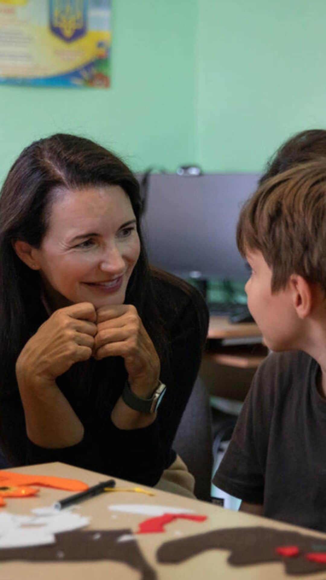 クリスティン・デイヴィスのインスタグラム：「Every kind act matters.  After meeting refugees from Ukraine, @iamkristindavis joins UNHCR staff in Moldova to share 5 ways you can help refugees.  From combatting misinformation and disinformation to simply offering your friendship, no act is too small. #WorldKindnessDay」