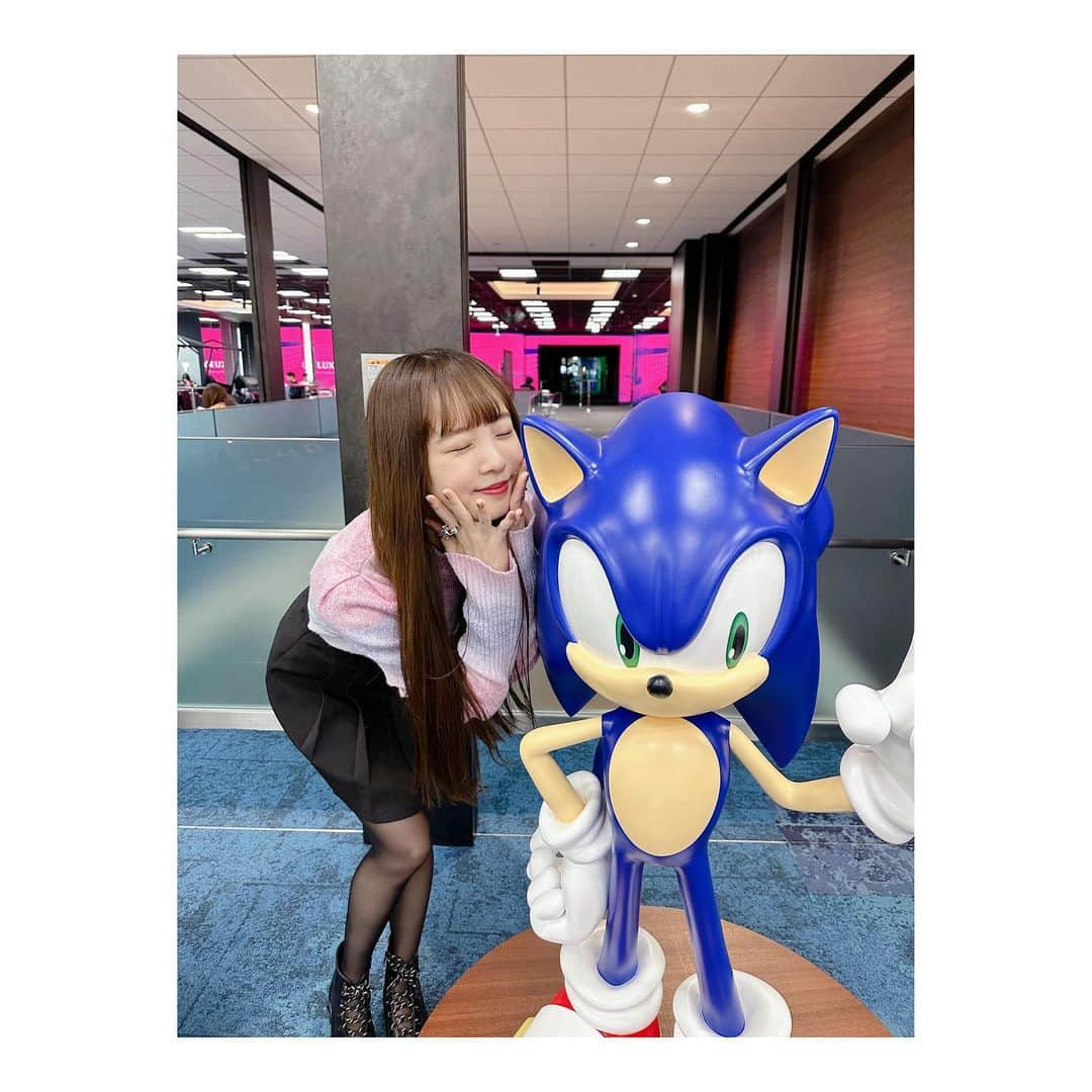 MINAさんのインスタグラム写真 - (MINAInstagram)「. SEGAさんにお邪魔しました💙 ソニックうううカッコ可愛いすぎる🥺🌭 最高の空間でした！＾＾ Sonic is cool and cute!!✨ Love🩵💙🩵💙」11月13日 21時11分 - mina_gf_band