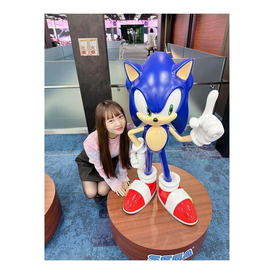 MINAさんのインスタグラム写真 - (MINAInstagram)「. SEGAさんにお邪魔しました💙 ソニックうううカッコ可愛いすぎる🥺🌭 最高の空間でした！＾＾ Sonic is cool and cute!!✨ Love🩵💙🩵💙」11月13日 21時11分 - mina_gf_band