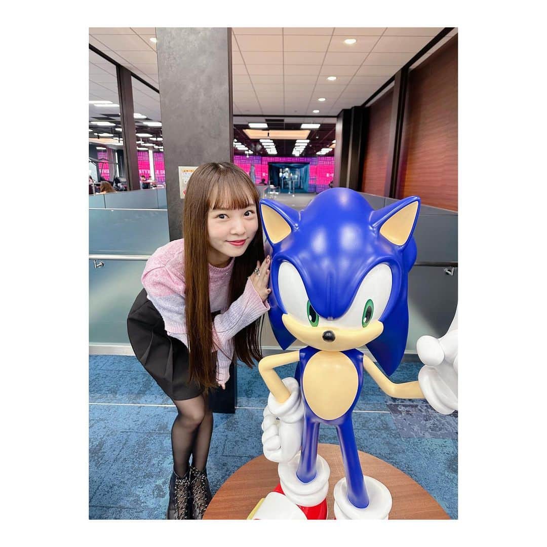 MINAのインスタグラム：「. SEGAさんにお邪魔しました💙 ソニックうううカッコ可愛いすぎる🥺🌭 最高の空間でした！＾＾ Sonic is cool and cute!!✨ Love🩵💙🩵💙」