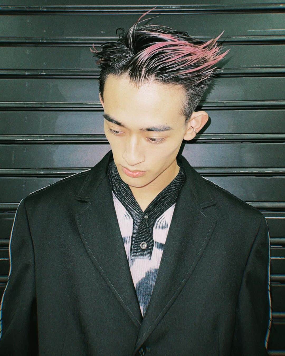 桑山隆太（WATWING）のインスタグラム：「Pink🪩🪩 . . hair cut: @kazuto.sa_to  . . hair make: @ohta_seiya    @ryo___newwave  . .」