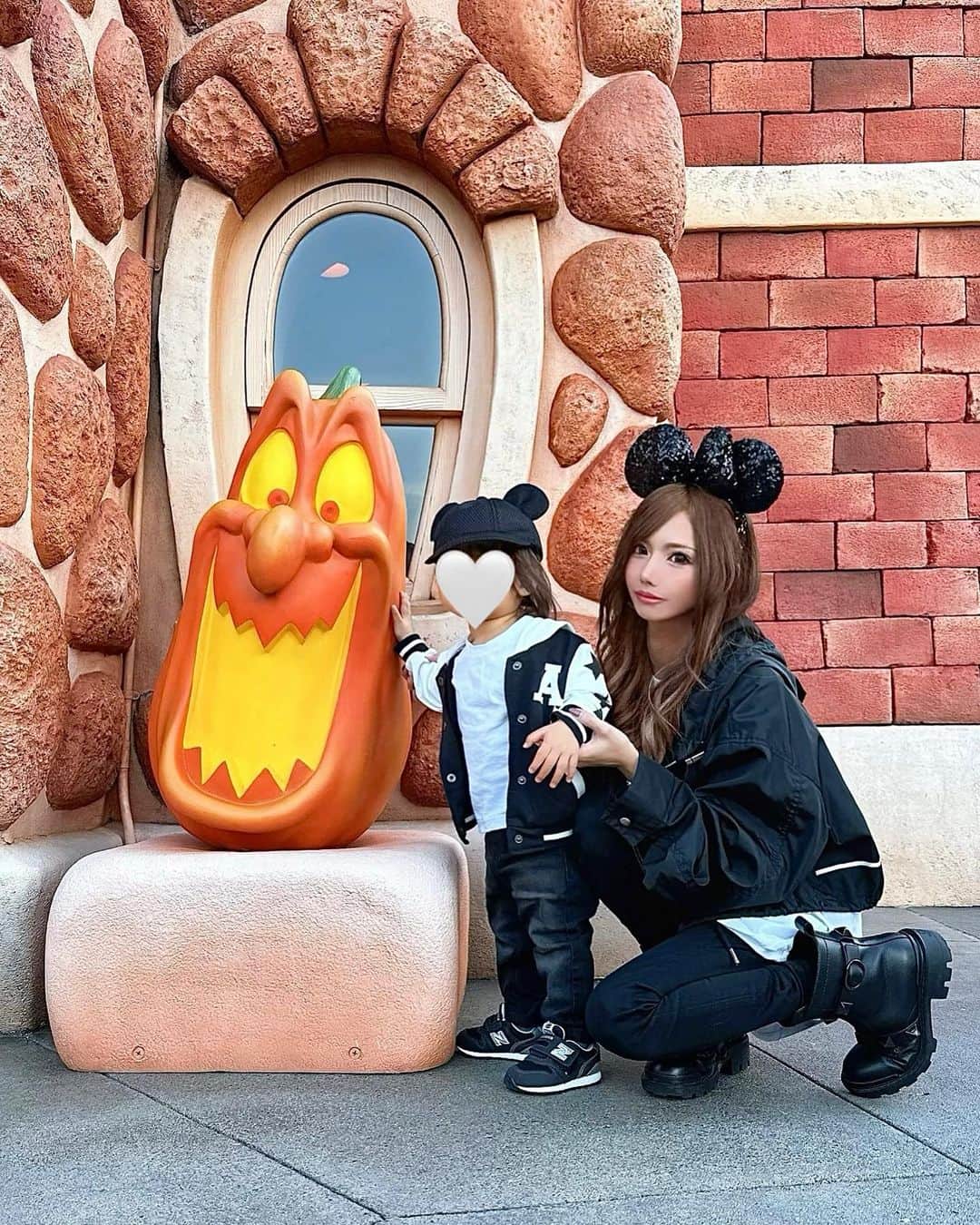 星河るいのインスタグラム：「. . ハロウィンディズニー🎃˖*  行きたいな〜と思ってたから ギリギリ行けて良かった🐭🧡  前回はミッキー見てギャン泣きだったけど 今回は最初ちょいビビり程度で 後は笑顔できゃっきゃしてた ꉂ🫣✨  次はクリスマスシーズン行きたいな🐭🎄❤️  最近ぴーたんまじで走り回るから ちゃんと写真撮れなくて親は一苦労w . . #ハロウィン#ディズニー#tdl」