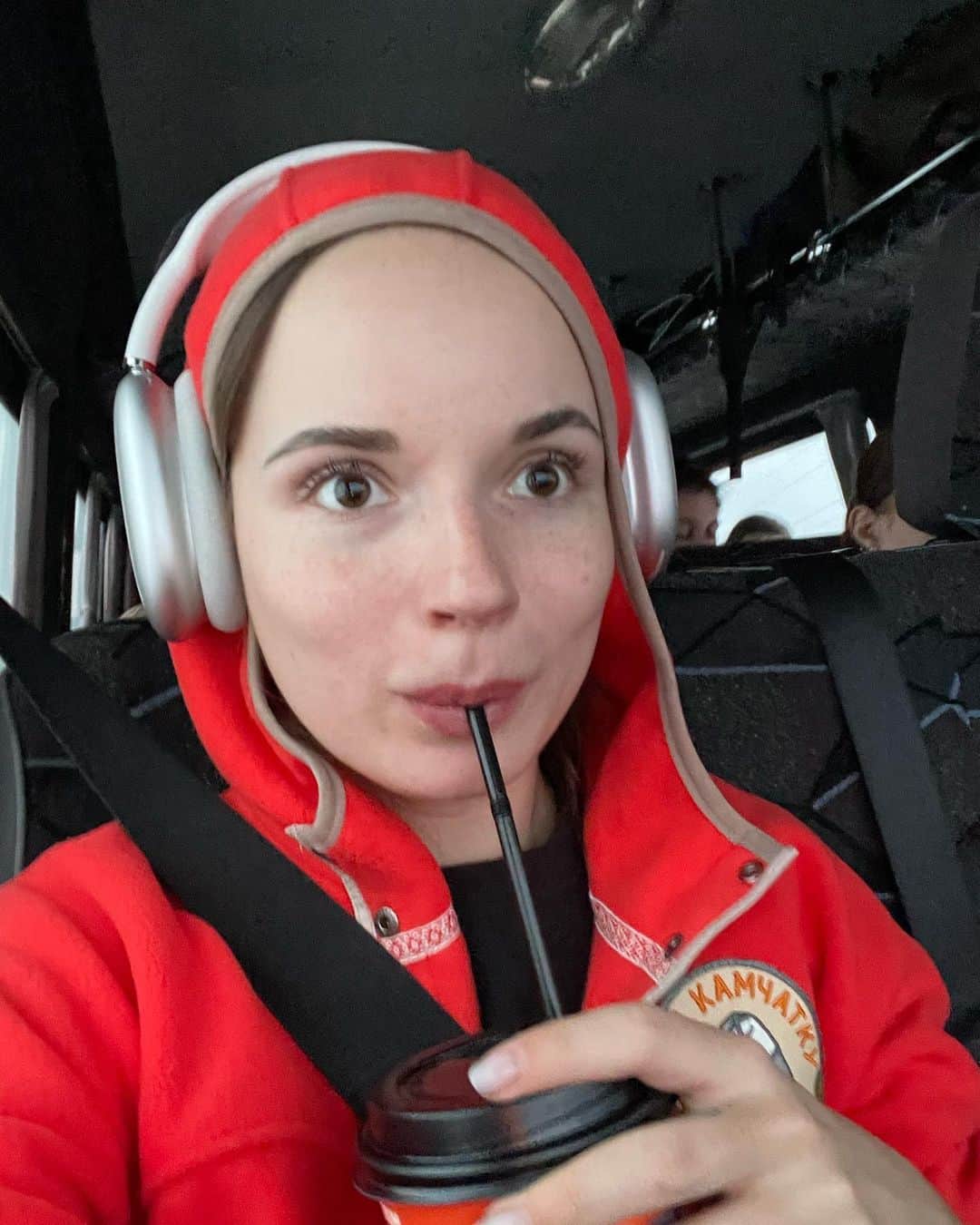 Sasha Spilbergのインスタグラム：「Как часто вы видите в сетях нелепую настоящую улыбку? Я крайне редко встречаю такие. Фотки всегда с хорошего ракурса, с отбеленными зубами и в лучшей позе.   А я вот решила взять в привычку фотографировать себя каждый раз, когда чувствую себя по настоящему счастливой! Испытывая момент эйфории, достаю телефон: не думая о ракурсе и красоте снимка, просто ловлю эмоцию. Уже сейчас вижу, что на самом деле меня радует! И ближе знакомлюсь с самой собой 🥹🧡  Итак, в чём моё личное счастье? 1. В экстремальных путешествиях. Это я пялюсь на тундру.  2. Поздние подъёмы без будильника! 3. Моя семья: возможность доехать до бабушки за 10 минут.  4. Рутинная работа за компом: монтаж или Rekordbox. 5. Прогулки наедине с самой собой.  6. Поддержка моей деятельности семьей и лучшими друзьями! 7. Первый снег в году… 🥹 8. Кайф и отдых после преодоления себя! 9. Превращение мечты в реальность: выступление с dj сетами в клубах.   Прикольная привычка для саморефлексии, правда?」